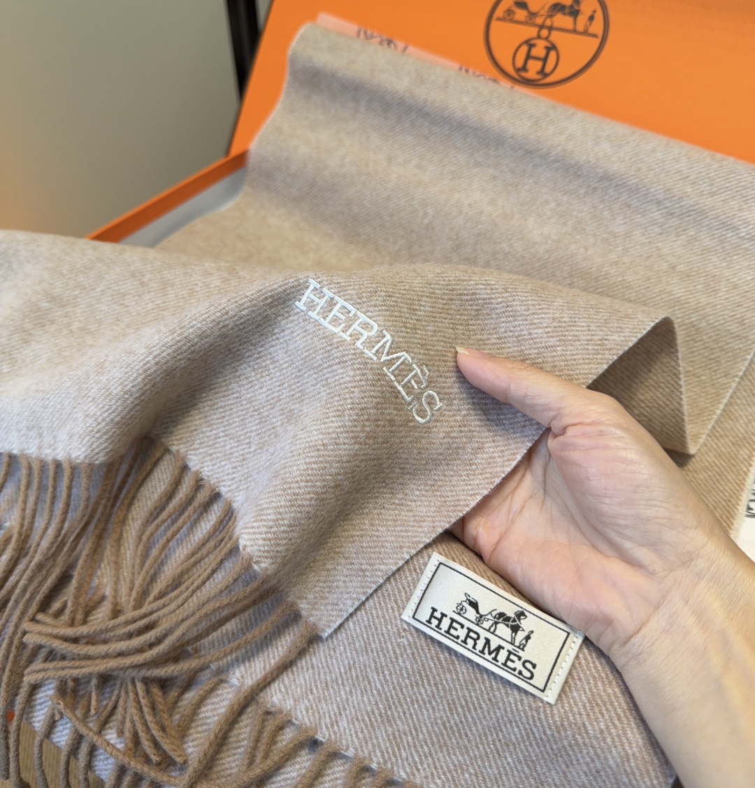 Hermes · 爱马仕，难得一见的温柔配色，低调又不失优雅❗️】重点推荐❗️双边配色，一条围巾两种风格