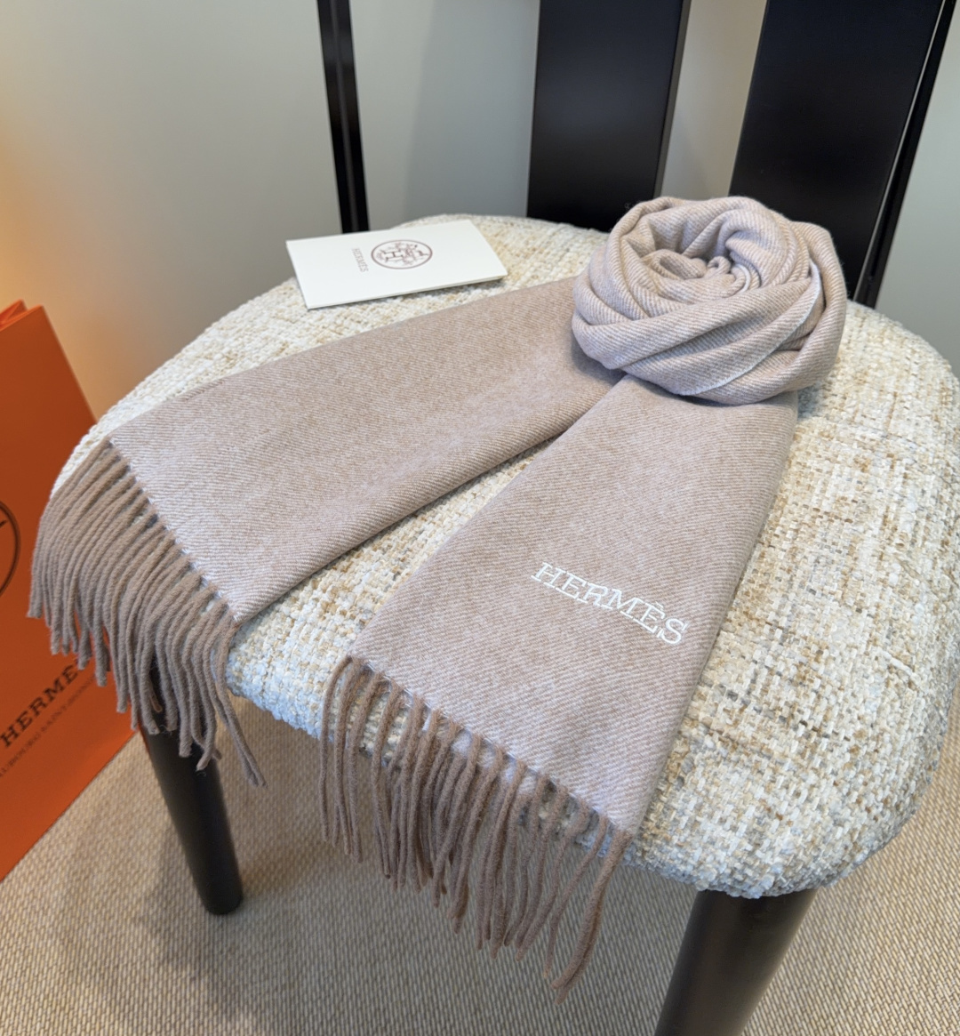 Hermes · 爱马仕，难得一见的温柔配色，低调又不失优雅❗️】重点推荐❗️双边配色，一条围巾两种风格