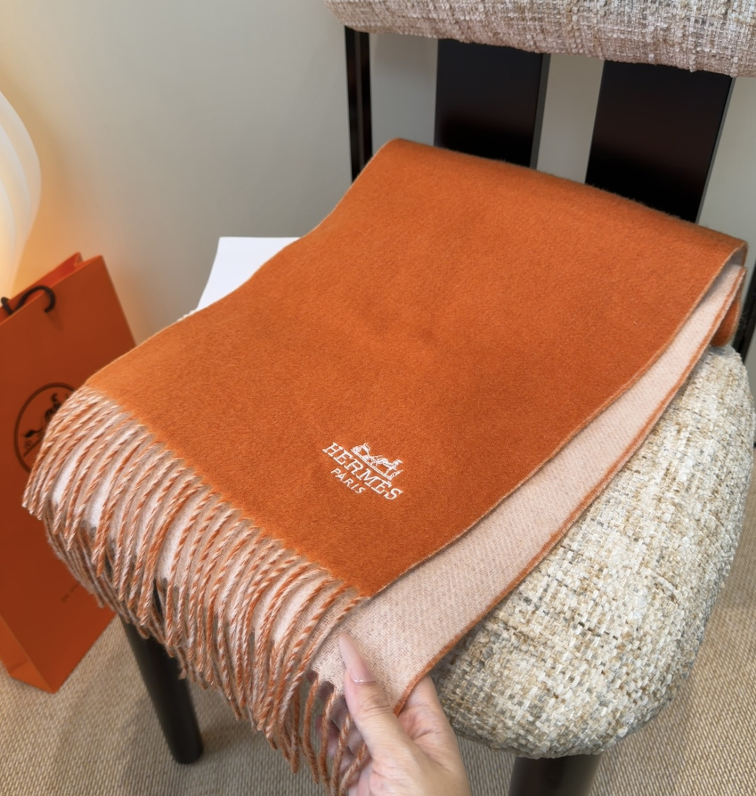 Hermes · 爱马仕，难得一见的温柔配色，低调又不失优雅❗️】重点推荐❗️双边配色，一条围巾两种风格