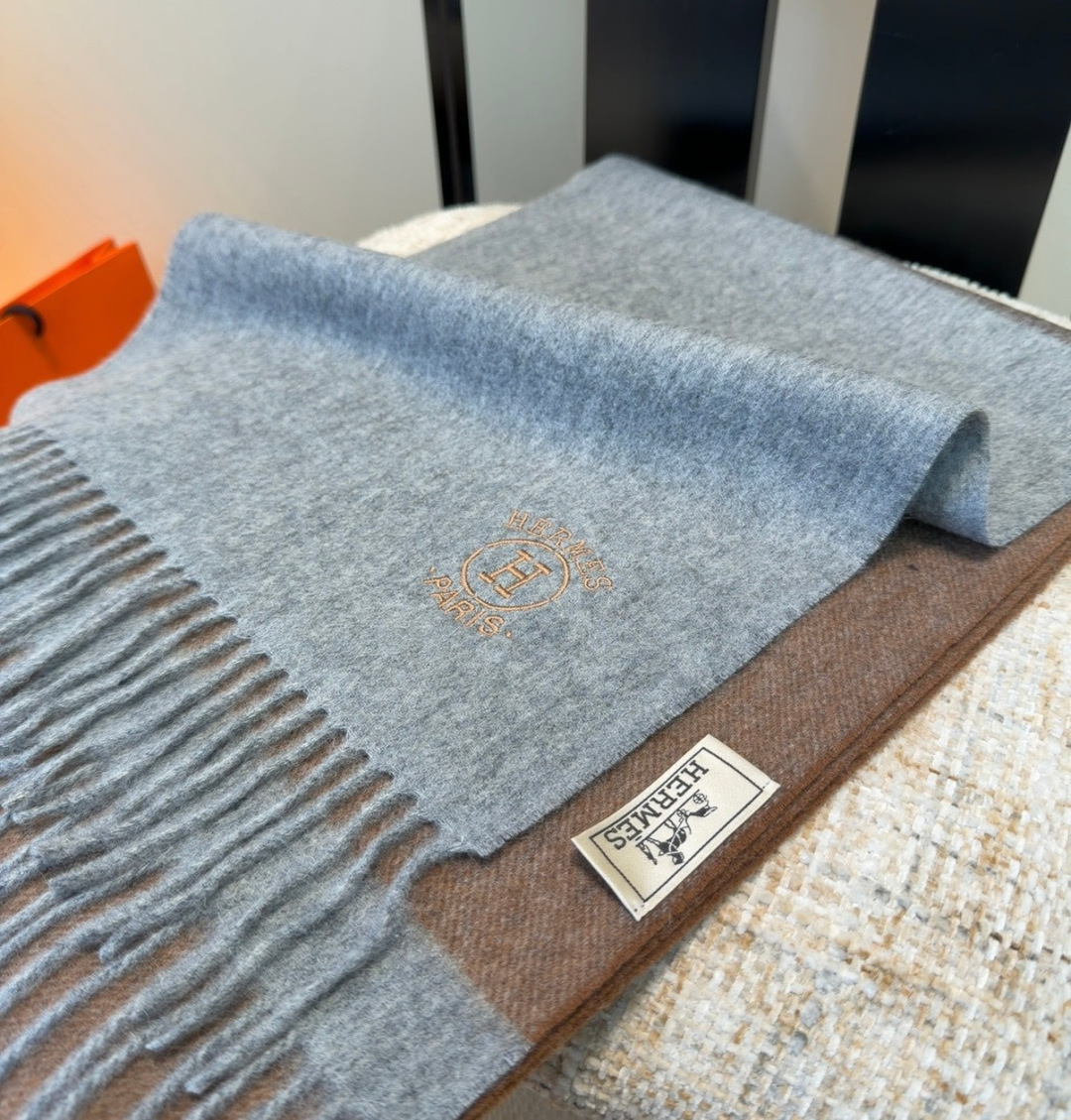 Hermes · 爱马仕，难得一见的温柔配色，低调又不失优雅❗️】重点推荐❗️双边配色，一条围巾两种风格