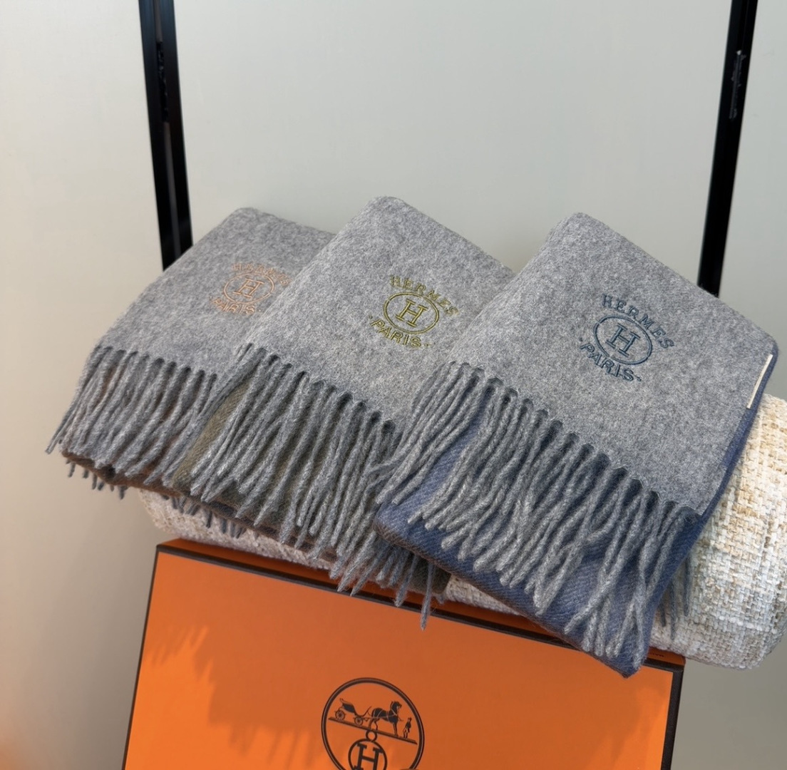 Hermes · 爱马仕，难得一见的温柔配色，低调又不失优雅❗️】重点推荐❗️双边配色，一条围巾两种风格