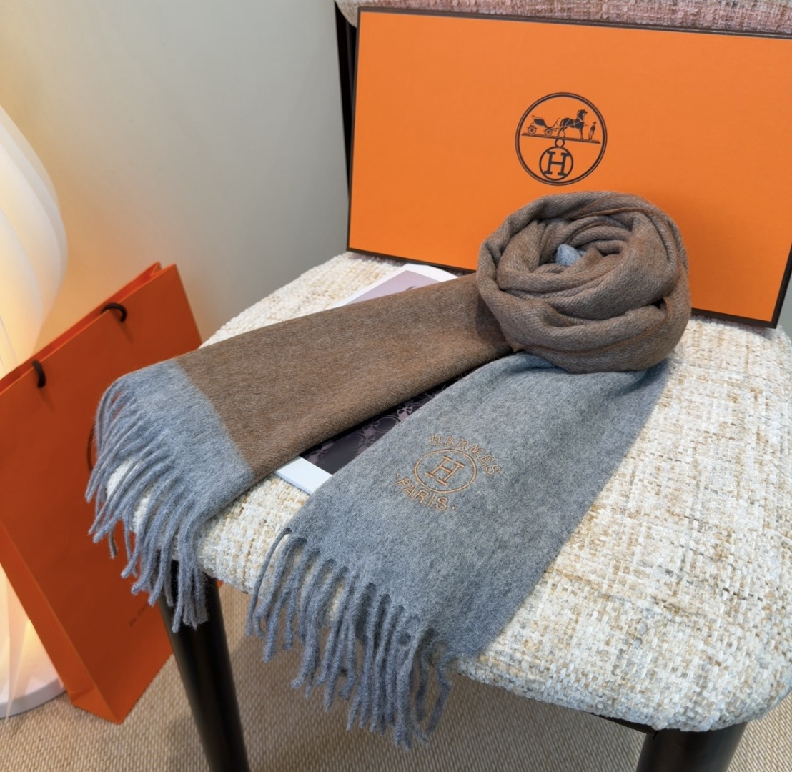 Hermes · 爱马仕，难得一见的温柔配色，低调又不失优雅❗️】重点推荐❗️双边配色，一条围巾两种风格