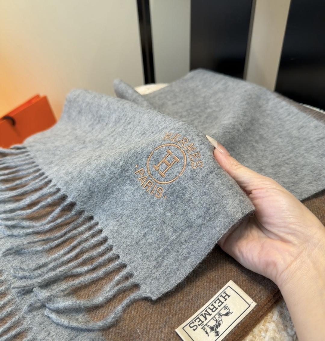 Hermes · 爱马仕，难得一见的温柔配色，低调又不失优雅❗️】重点推荐❗️双边配色，一条围巾两种风格