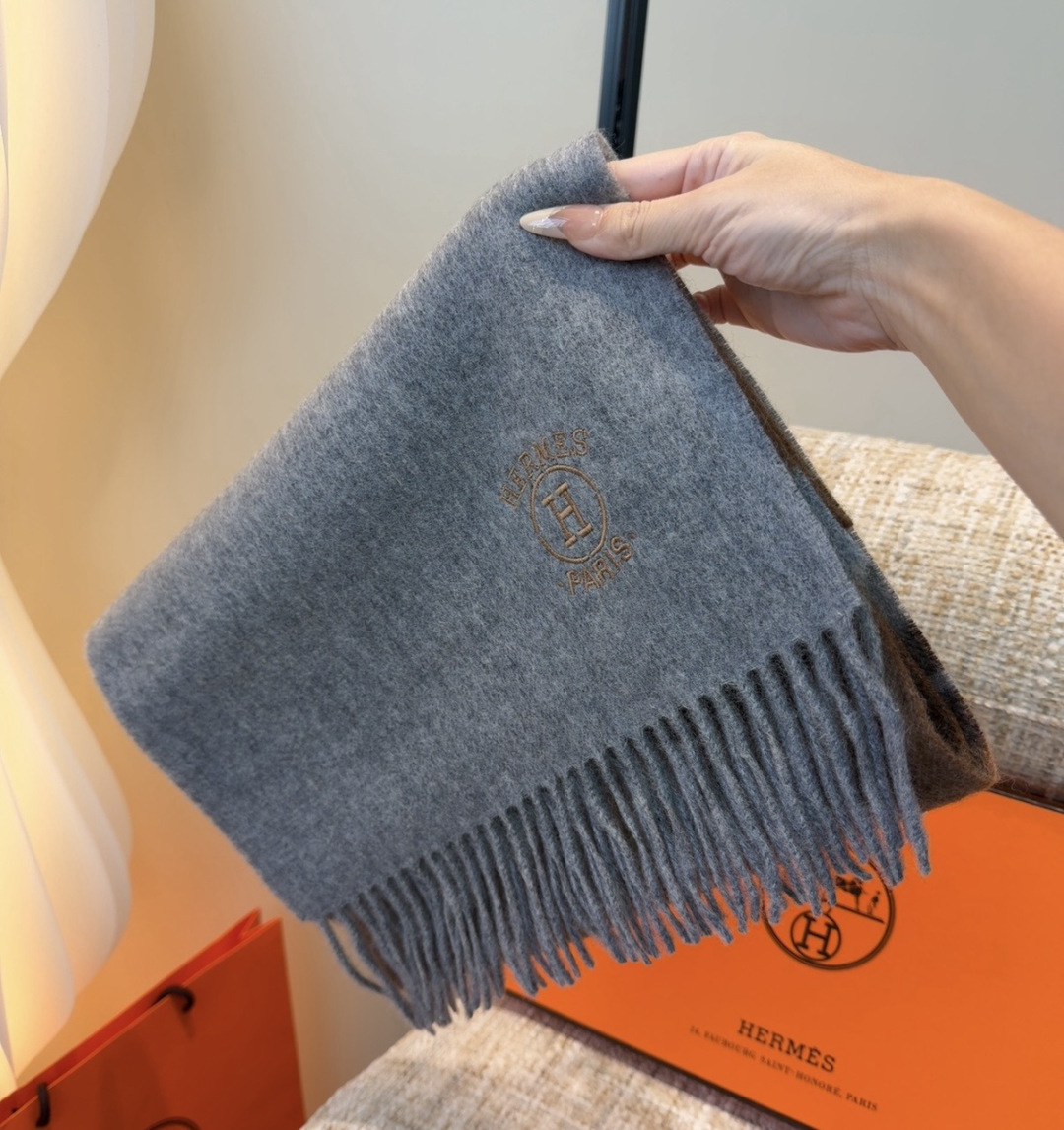 Hermes · 爱马仕，难得一见的温柔配色，低调又不失优雅❗️】重点推荐❗️双边配色，一条围巾两种风格