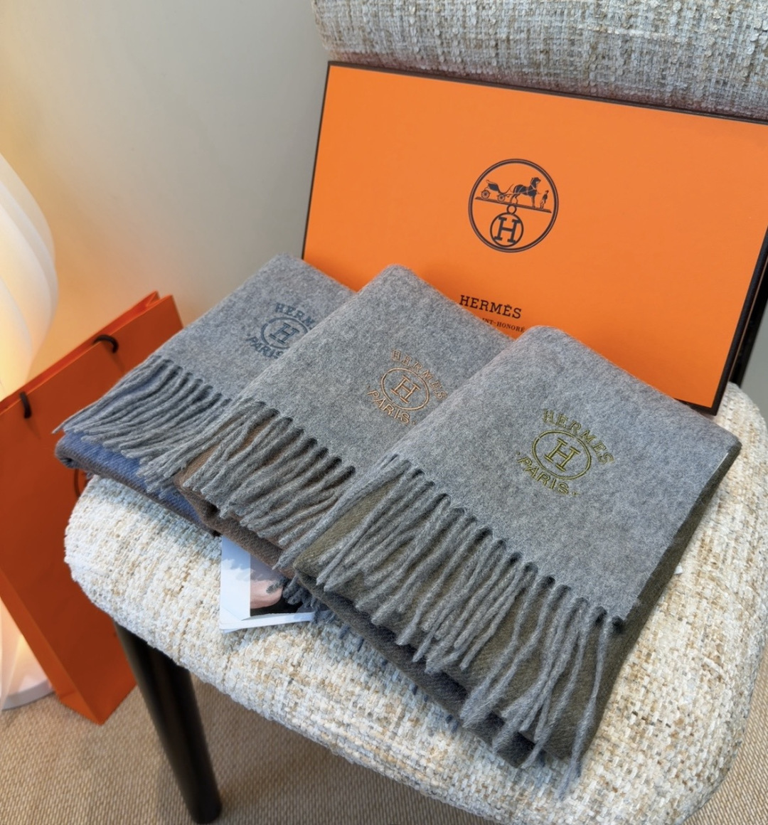 Hermes · 爱马仕，难得一见的温柔配色，低调又不失优雅❗️】重点推荐❗️双边配色，一条围巾两种风格