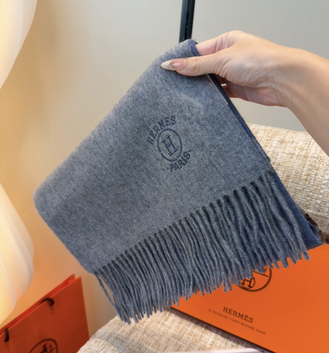 Hermes · 爱马仕，难得一见的温柔配色，低调又不失优雅❗️】重点推荐❗️双边配色，一条围巾两种风格