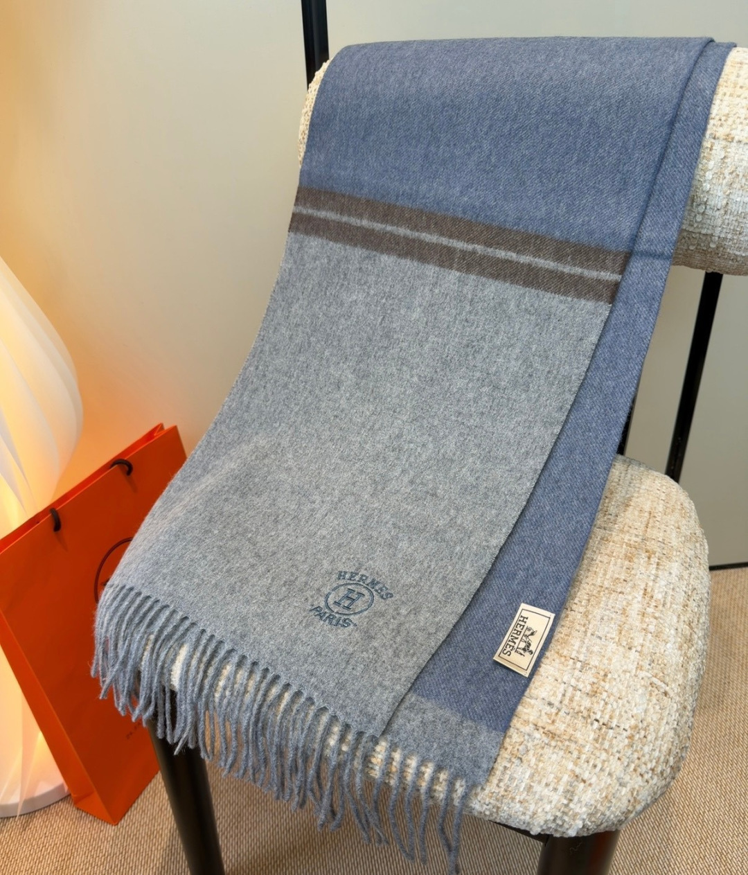 Hermes · 爱马仕，难得一见的温柔配色，低调又不失优雅❗️】重点推荐❗️双边配色，一条围巾两种风格