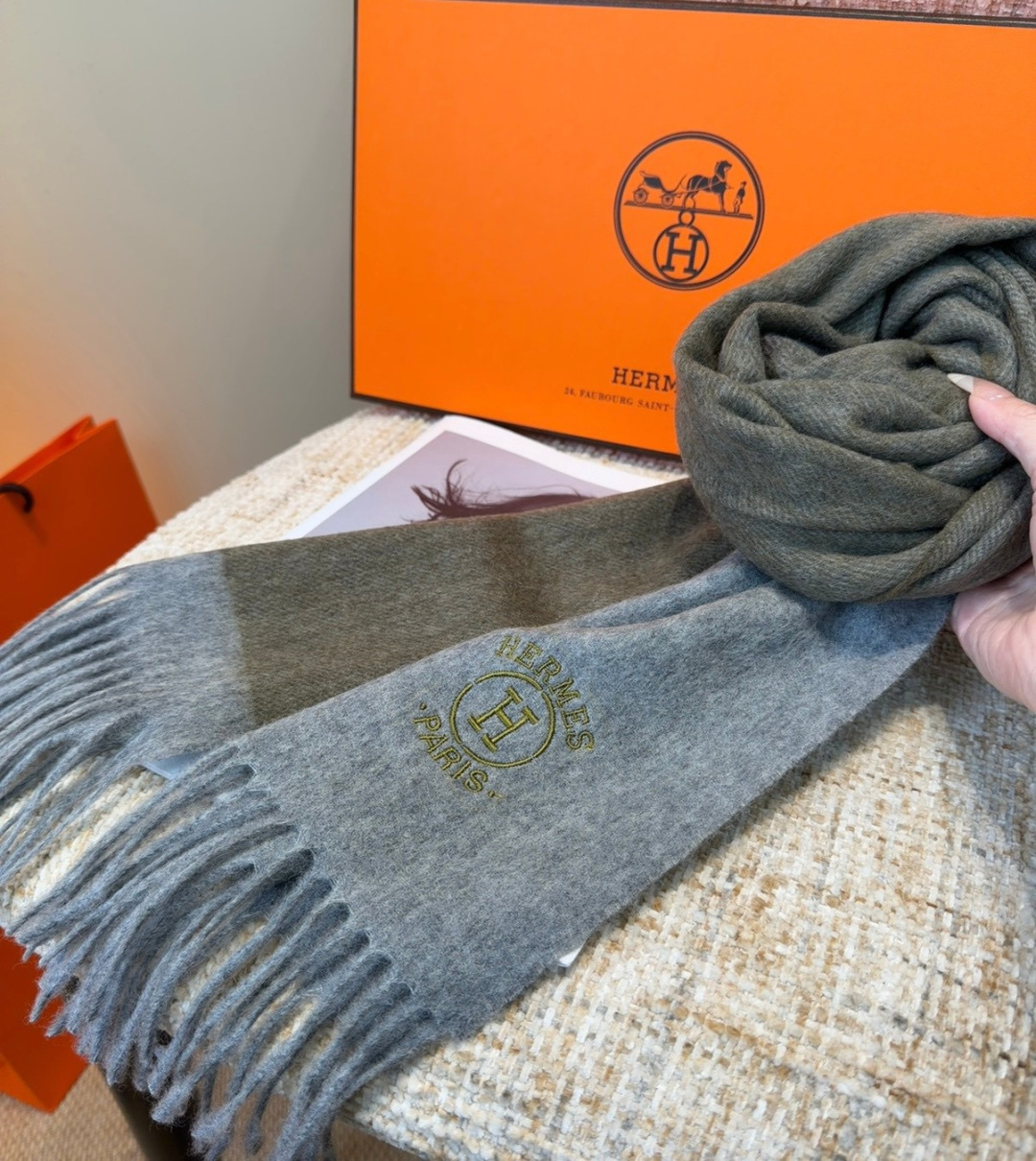 Hermes · 爱马仕，难得一见的温柔配色，低调又不失优雅❗️】重点推荐❗️双边配色，一条围巾两种风格