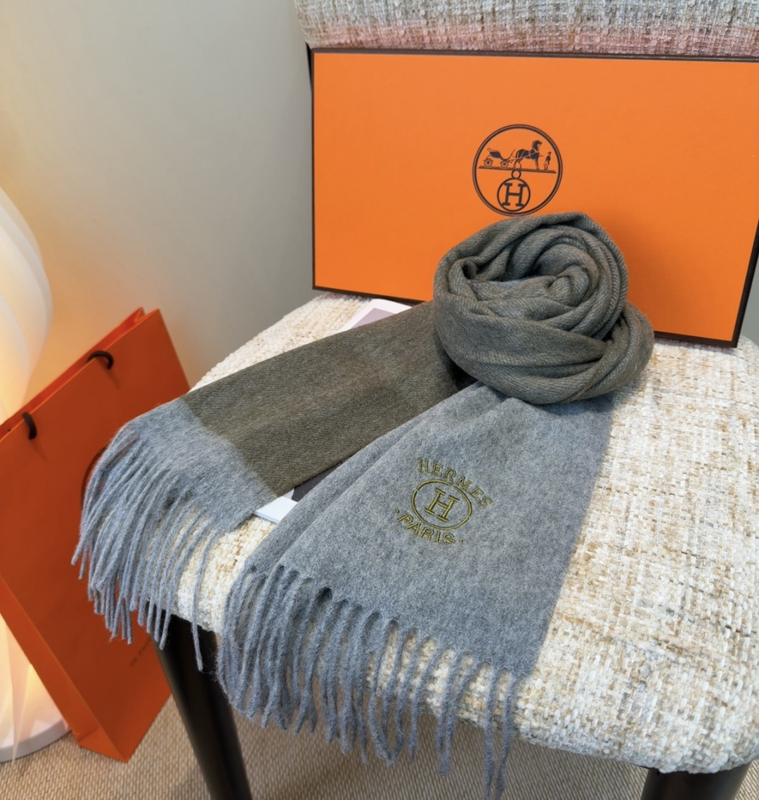 Hermes · 爱马仕，难得一见的温柔配色，低调又不失优雅❗️】重点推荐❗️双边配色，一条围巾两种风格