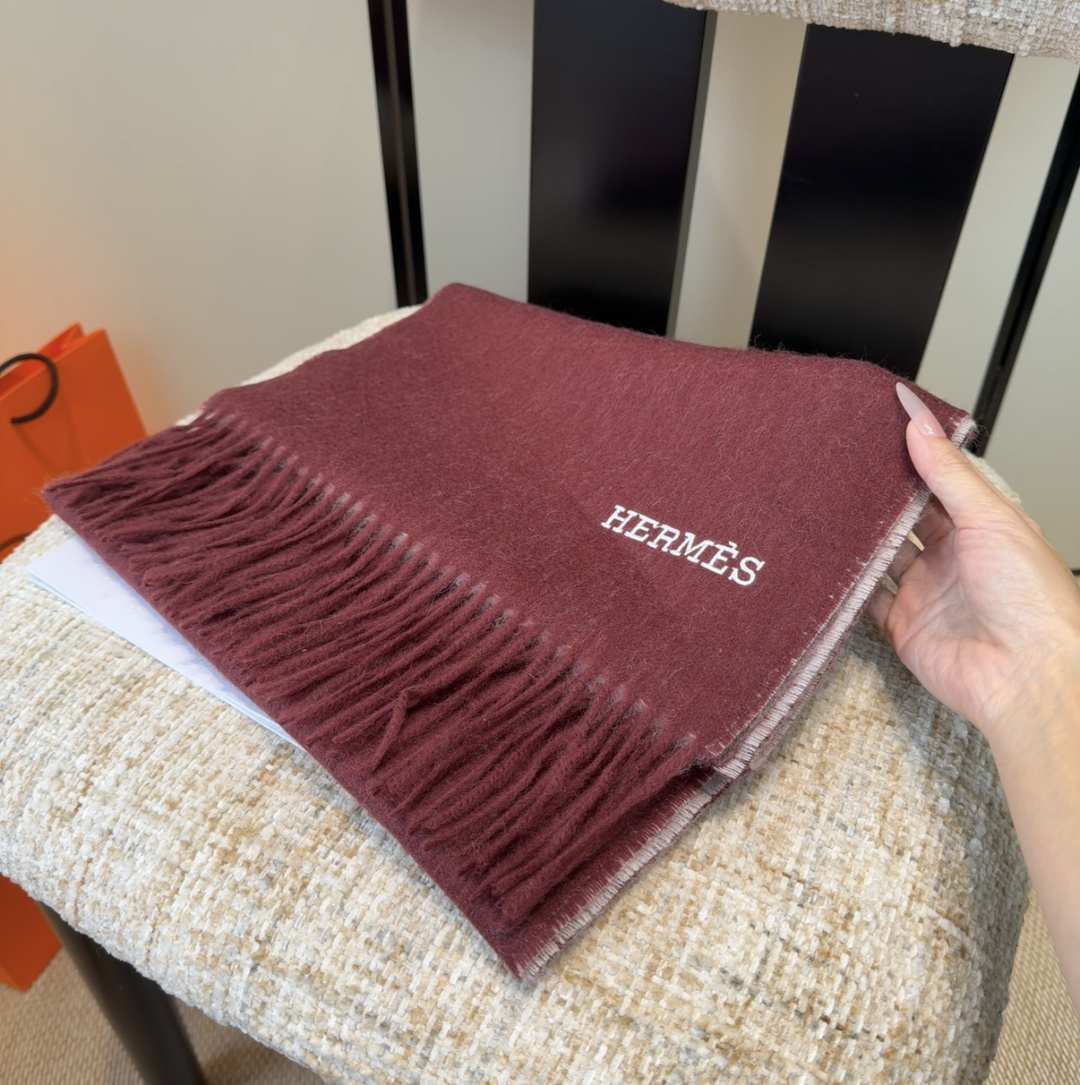 Hermes · 爱马仕，难得一见的温柔配色，低调又不失优雅❗️】重点推荐❗️双边配色，一条围巾两种风格