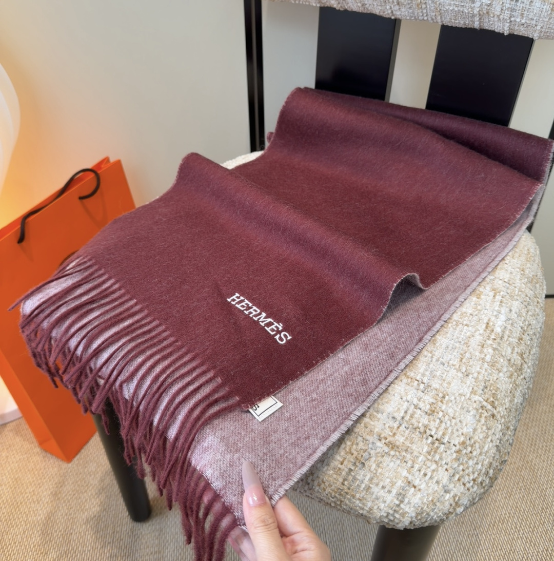 Hermes · 爱马仕，难得一见的温柔配色，低调又不失优雅❗️】重点推荐❗️双边配色，一条围巾两种风格