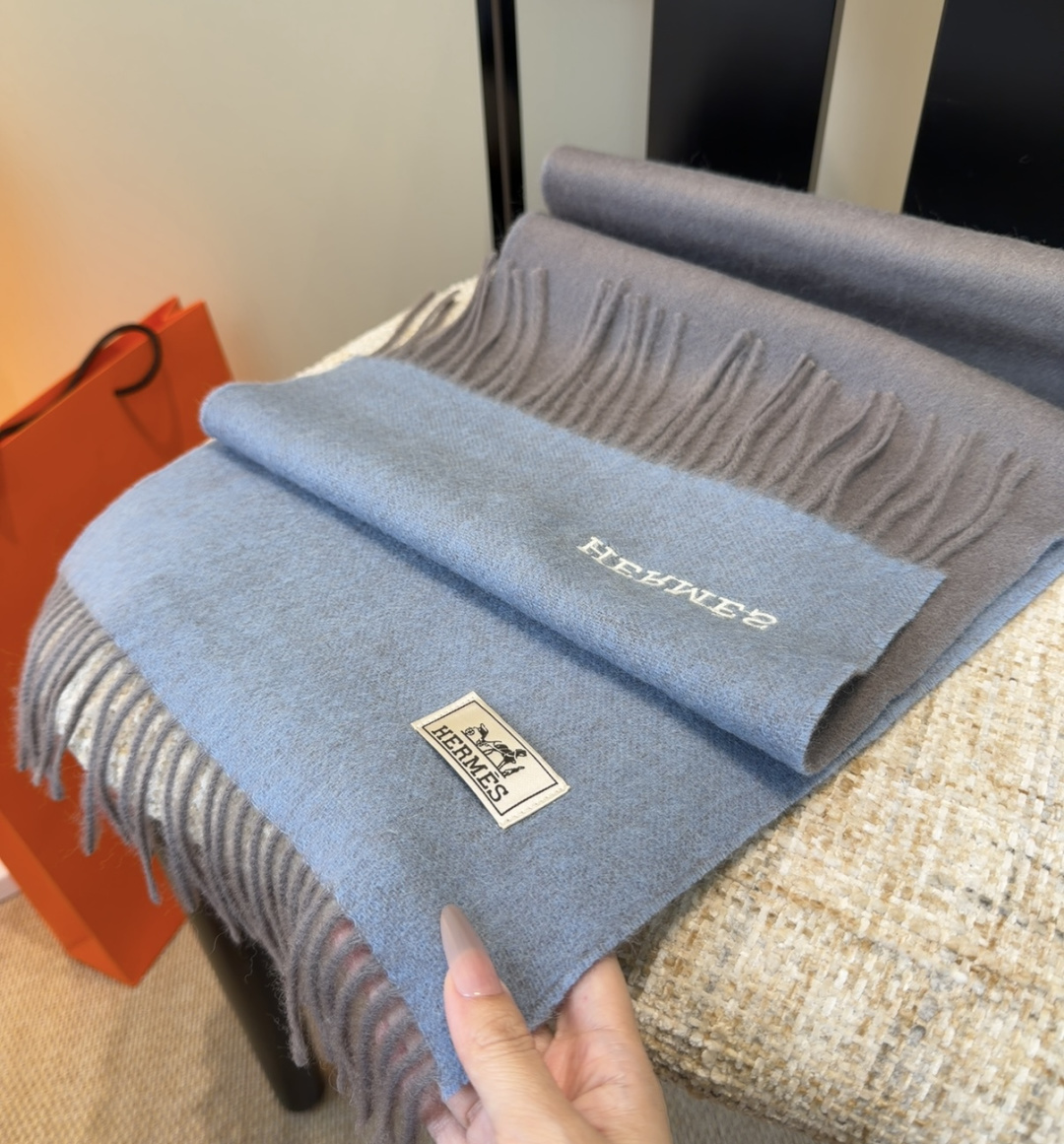 Hermes · 爱马仕，难得一见的温柔配色，低调又不失优雅❗️】重点推荐❗️双边配色，一条围巾两种风格