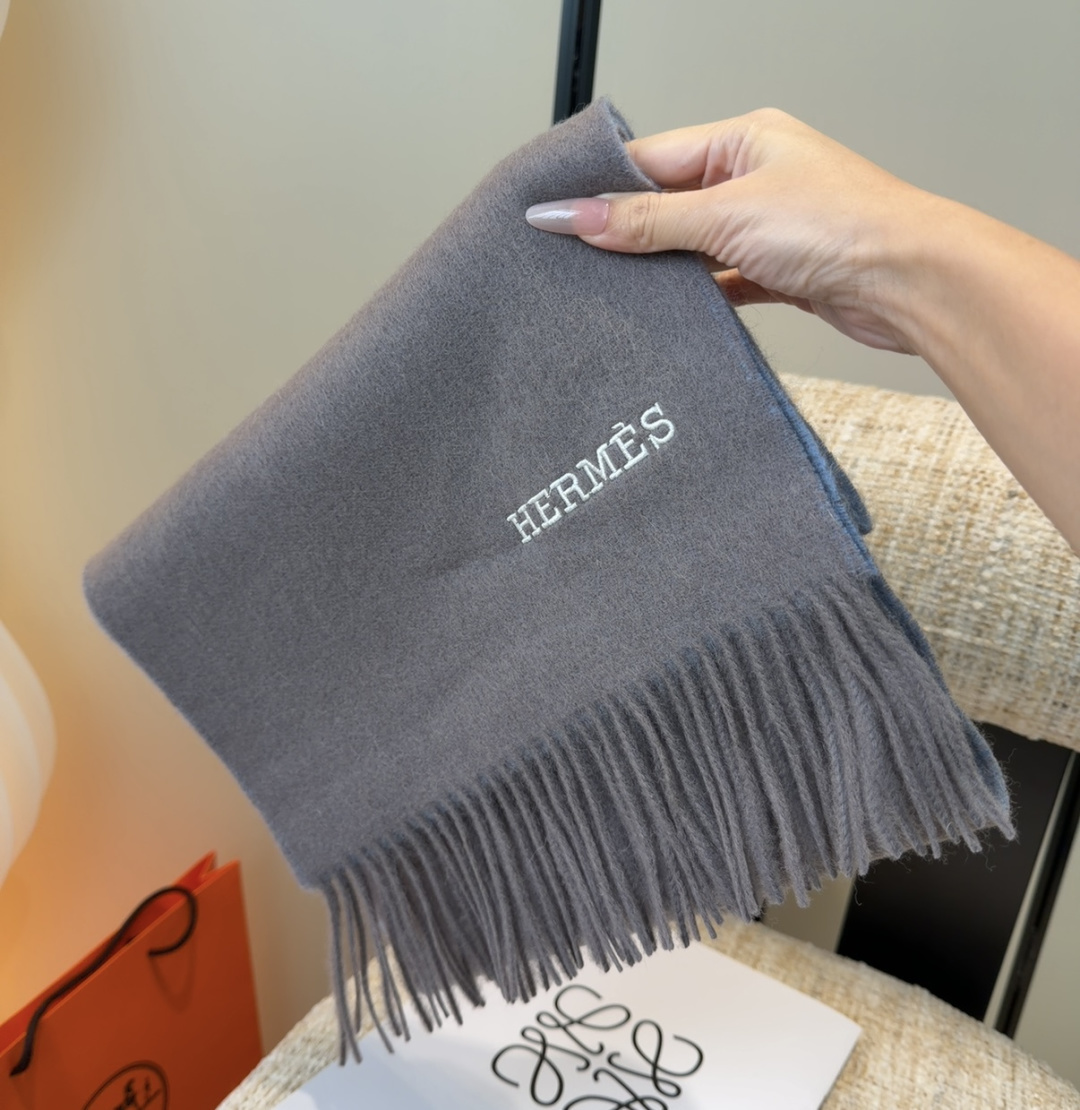 Hermes · 爱马仕，难得一见的温柔配色，低调又不失优雅❗️】重点推荐❗️双边配色，一条围巾两种风格