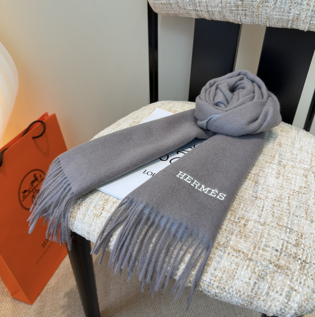 Hermes · 爱马仕，难得一见的温柔配色，低调又不失优雅❗️】重点推荐❗️双边配色，一条围巾两种风格