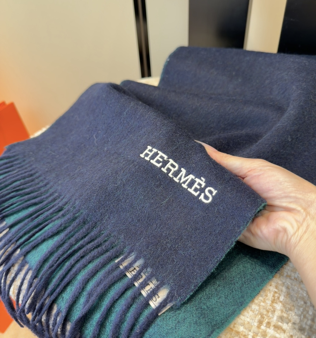 Hermes · 爱马仕，难得一见的温柔配色，低调又不失优雅❗️】重点推荐❗️双边配色，一条围巾两种风格