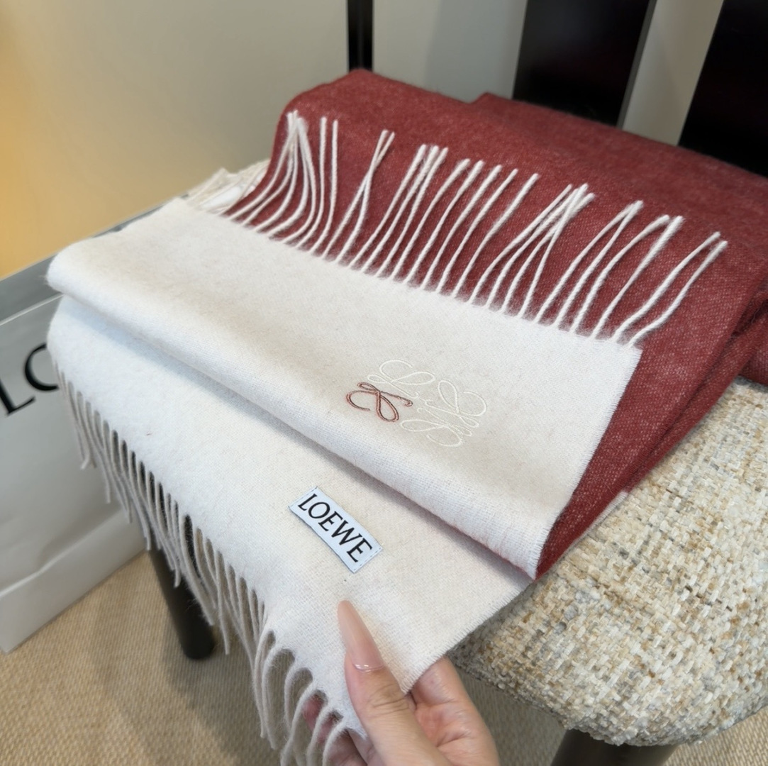 【▪Loewe · 罗意威难得一见的温柔配色，低调又不失优雅❗】重点推荐❗双面配色，一条围巾两种风格搭配