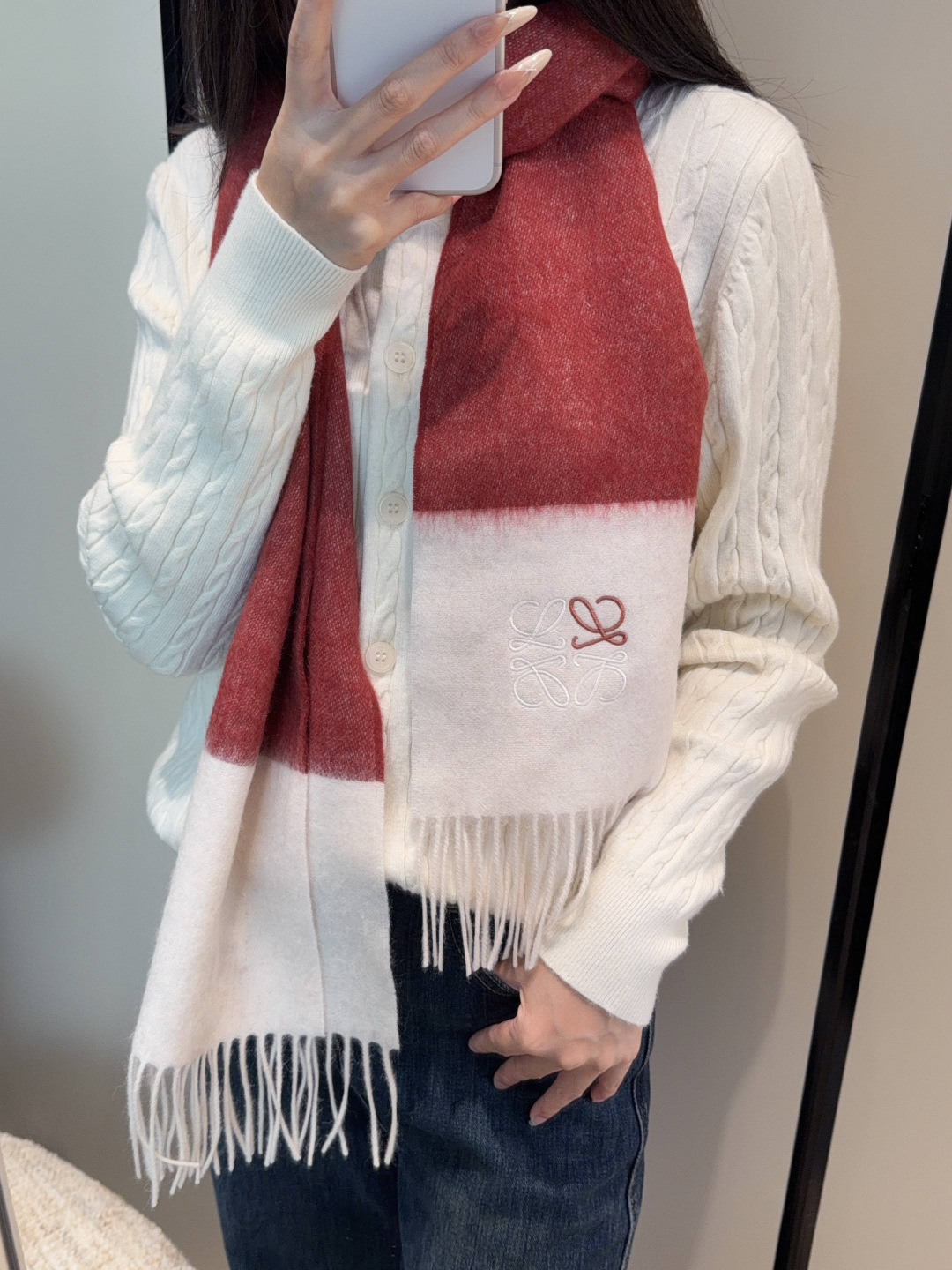 NO:728799,【Loewe ·  Loewe's rare and gentle color matching, low-key yet elegant] Highly recommend the double-sided color matching, a scarf with two styles, high-end, comfortable and fashionable temperament, a niche name, but full of big-name style, super Amway loewe this soft color that touches the heart  Beautiful scarf, extremely simple color with eye-catching color-changing logo, the finishing touch without losing the beauty, the pursuit of successful people, the color is absolute, a bit unique and fairy-like, the absolute choice for couples, the color is elegant, not enchanting, specifications 30x  180cm high version scarf, high version scarf, loewe, loewe19860909【Loewe · 罗意威难得一见的温柔配色,低调又不失优雅】重点推荐双面配色,一条围巾两种风格搭配,高级舒适时髦气质,名小众,却大牌范十足,超级安利loewe这款触动内心的柔美围巾,极其简单的颜色搭配抢眼的变色logo,点睛之笔确又不失美感,成功人士的追求,色彩绝对,有点独有的仙气,绝对的情侣款不二之选,颜色淡雅,不妖娆规格30x 180cm高版本围巾,高版本围巾,loewe,loewe,scarf