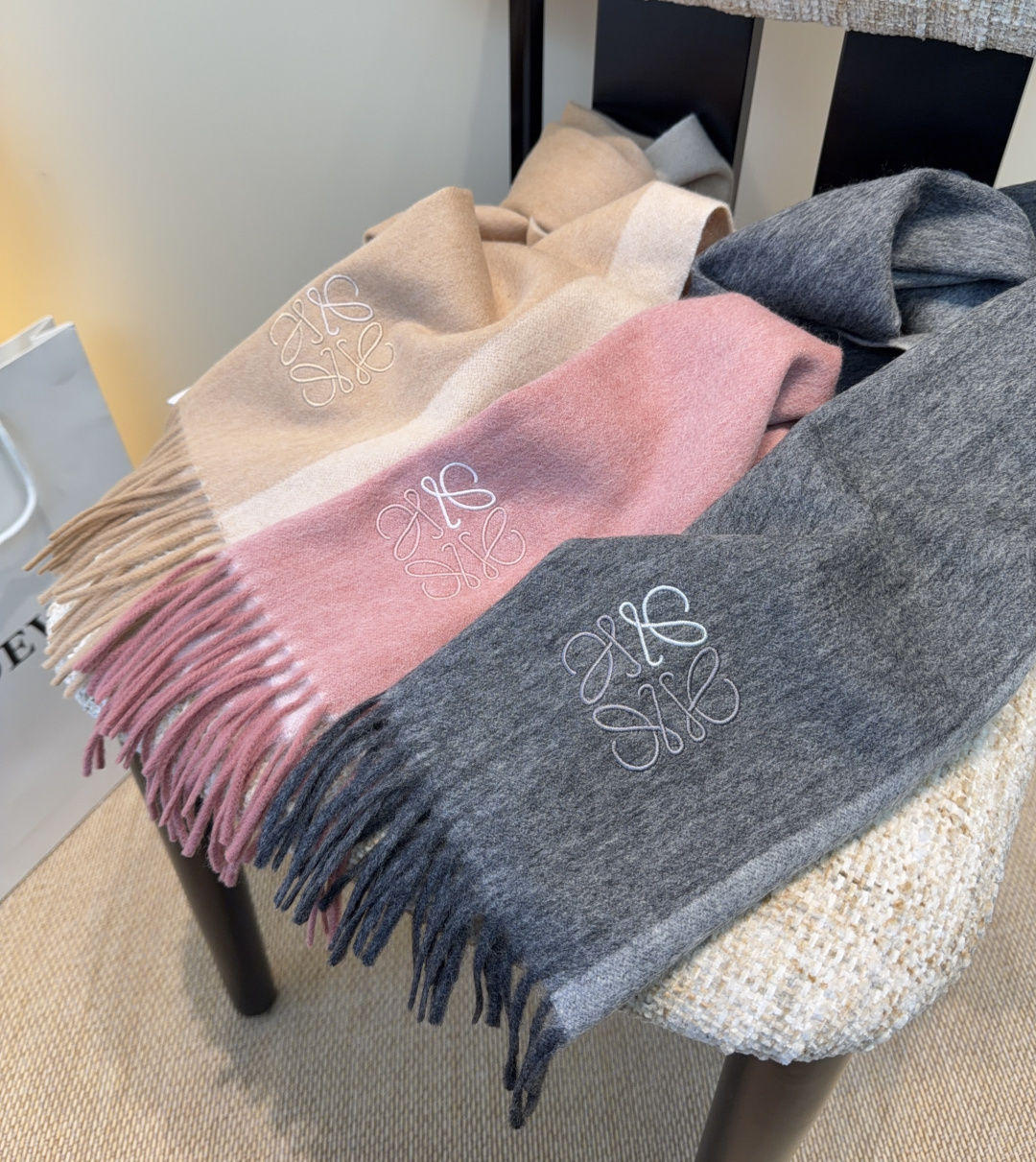 太美了😍罗意威 情侣款 美到要尖叫😱最新款🎊英伦欧美范儿 又是一款即时尚又实用的大围巾&长巾，🎆撞色的颜