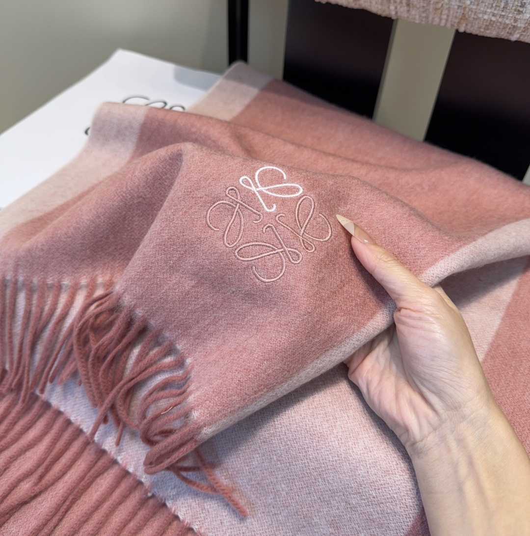 太美了😍罗意威 情侣款 美到要尖叫😱最新款🎊英伦欧美范儿 又是一款即时尚又实用的大围巾&长巾，🎆撞色的颜