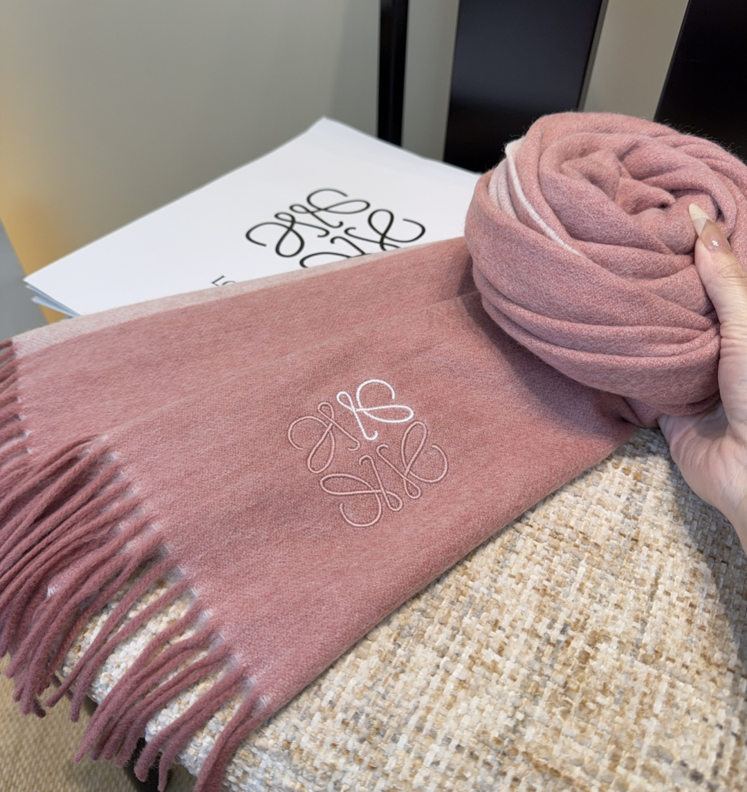 太美了😍罗意威 情侣款 美到要尖叫😱最新款🎊英伦欧美范儿 又是一款即时尚又实用的大围巾&长巾，🎆撞色的颜