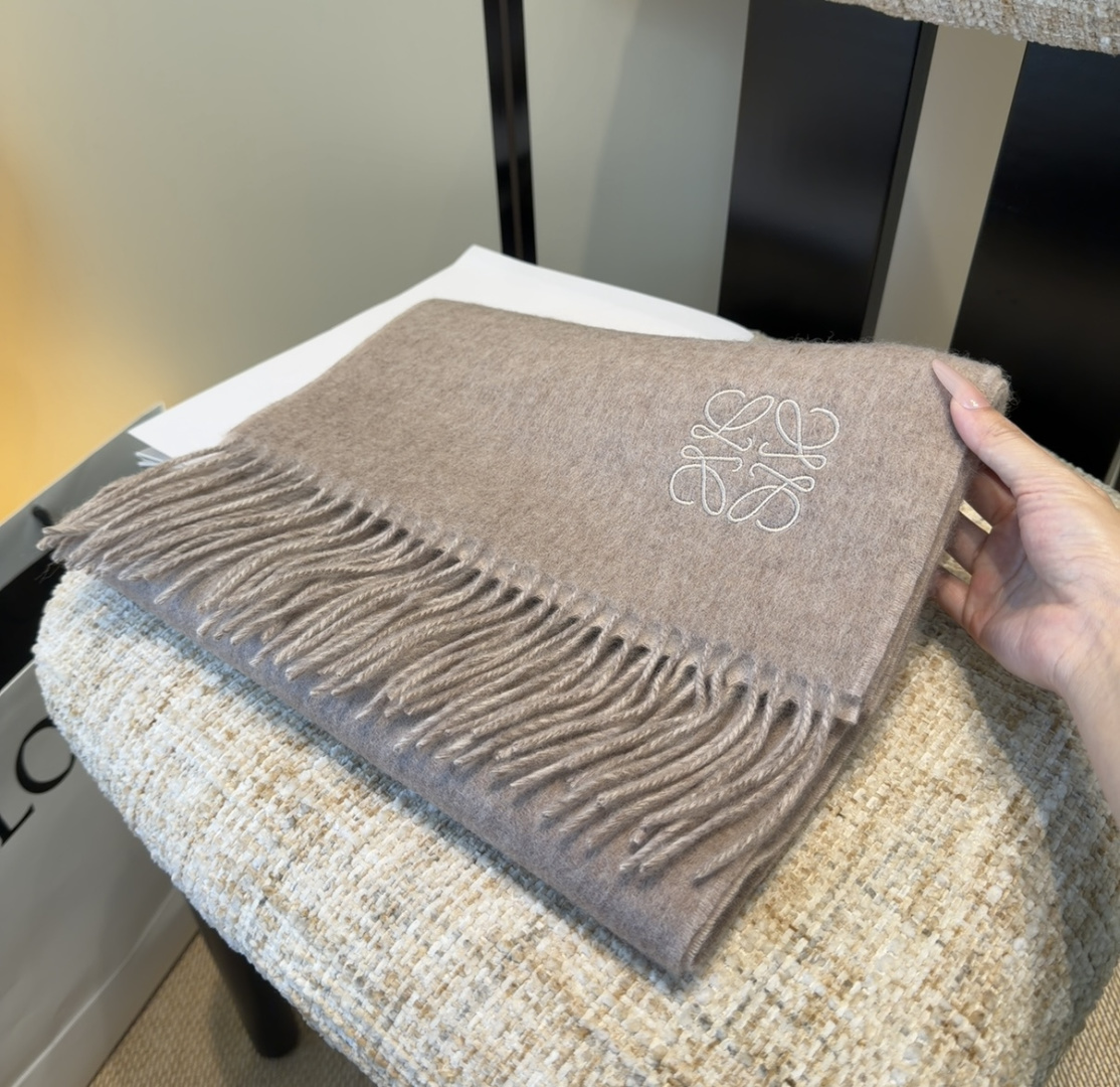 罗意威情侣款 美到要尖叫😱最新款🎊英伦欧美范儿 又是一款即时尚又实用的大围巾&长巾，🎆撞色的颜色搭配很协