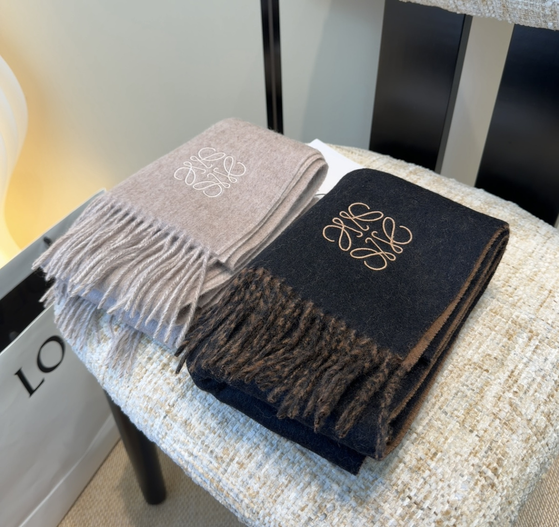 罗意威情侣款 美到要尖叫😱最新款🎊英伦欧美范儿 又是一款即时尚又实用的大围巾&长巾，🎆撞色的颜色搭配很协