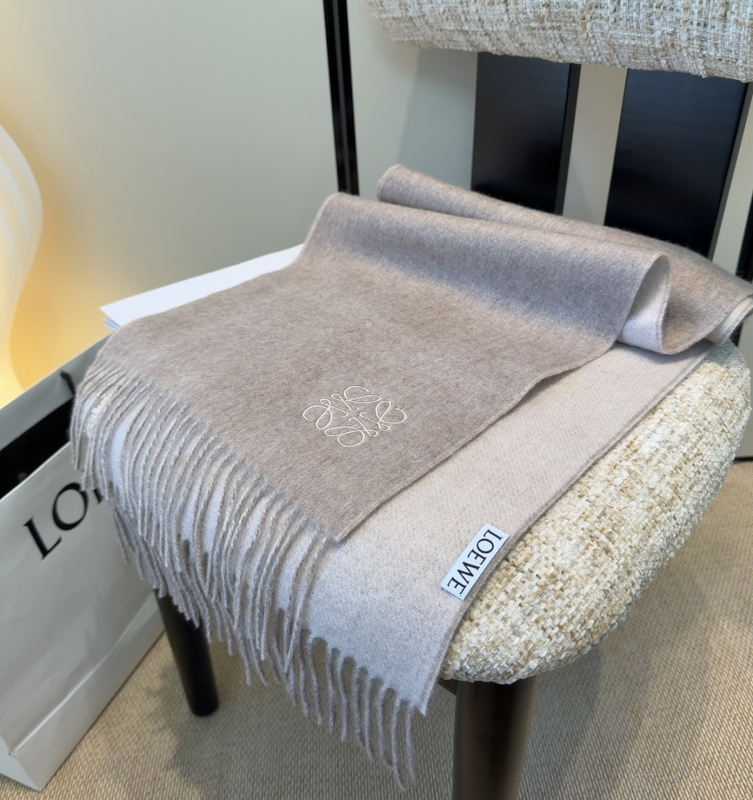 罗意威情侣款 美到要尖叫😱最新款🎊英伦欧美范儿 又是一款即时尚又实用的大围巾&长巾，🎆撞色的颜色搭配很协