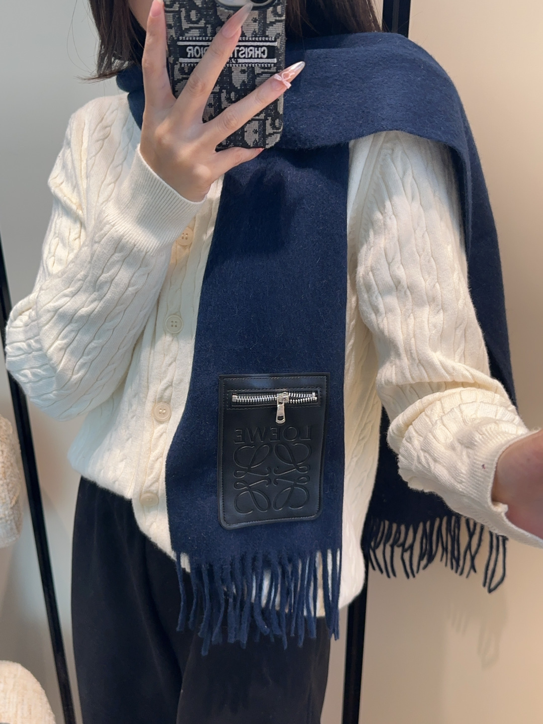 【▪Loewe · 罗意威难得一见的温柔配色，低调又不失优雅❗】重点推荐❗双面配色，一条围巾两种风格搭配