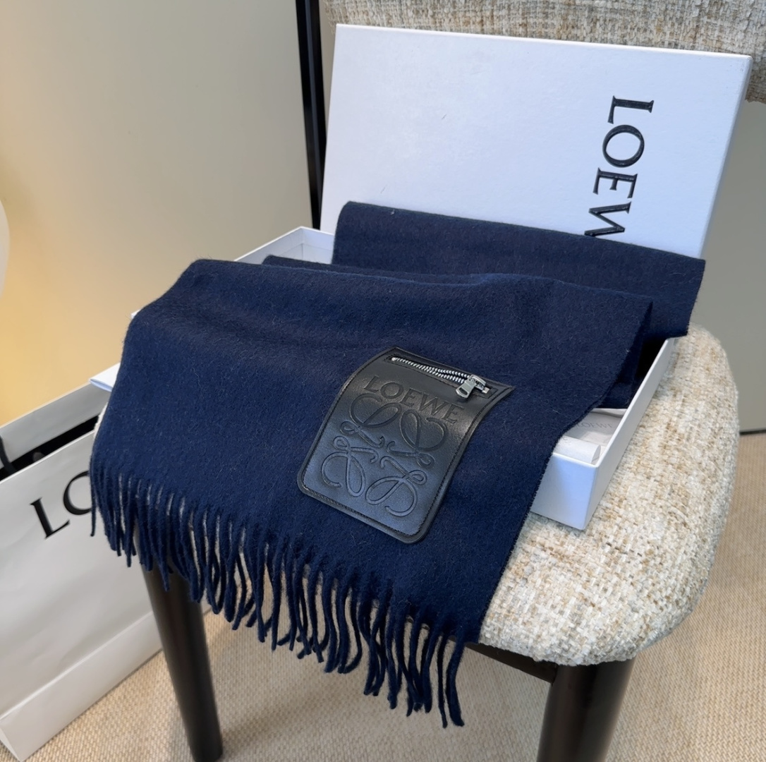 【▪Loewe · 罗意威难得一见的温柔配色，低调又不失优雅❗】重点推荐❗双面配色，一条围巾两种风格搭配
