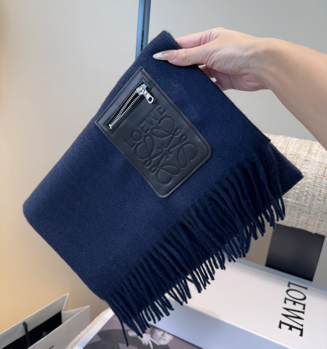 【▪Loewe · 罗意威难得一见的温柔配色，低调又不失优雅❗】重点推荐❗双面配色，一条围巾两种风格搭配