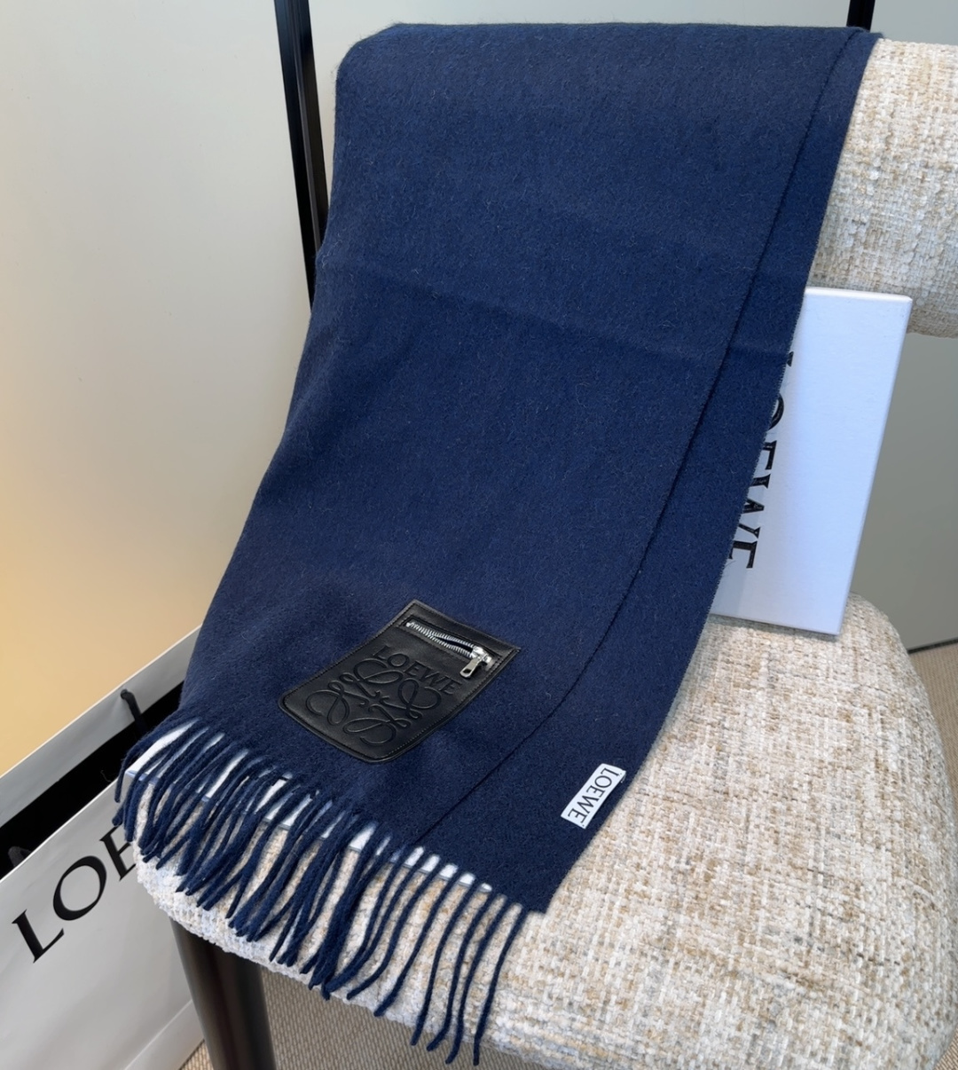 【▪Loewe · 罗意威难得一见的温柔配色，低调又不失优雅❗】重点推荐❗双面配色，一条围巾两种风格搭配