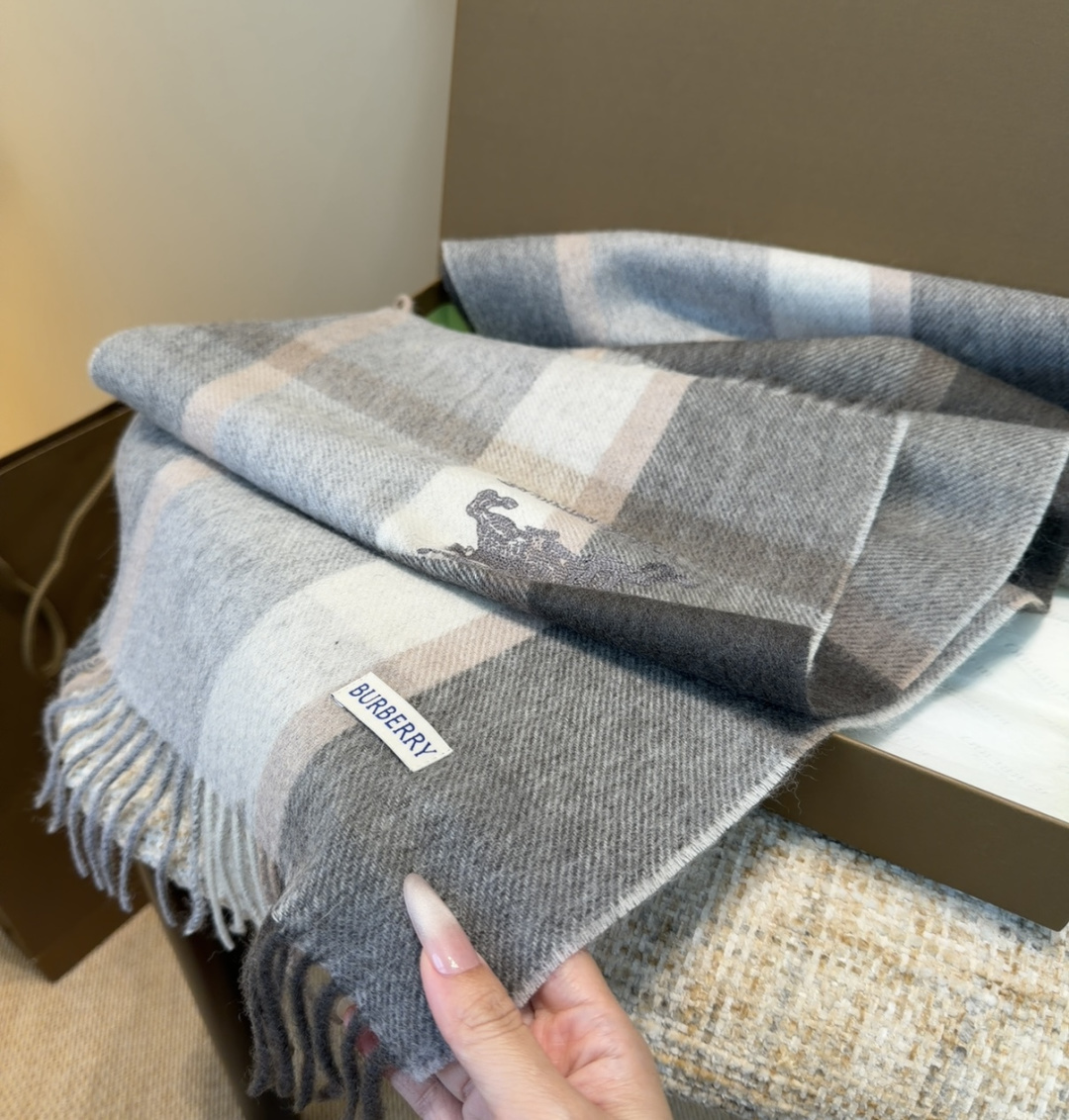 【▪️家属福利来了！！巴宝莉高端重磅男士围巾！】怒赞推荐，激动~！！下手绝对要快，同步专柜，最高端的男士