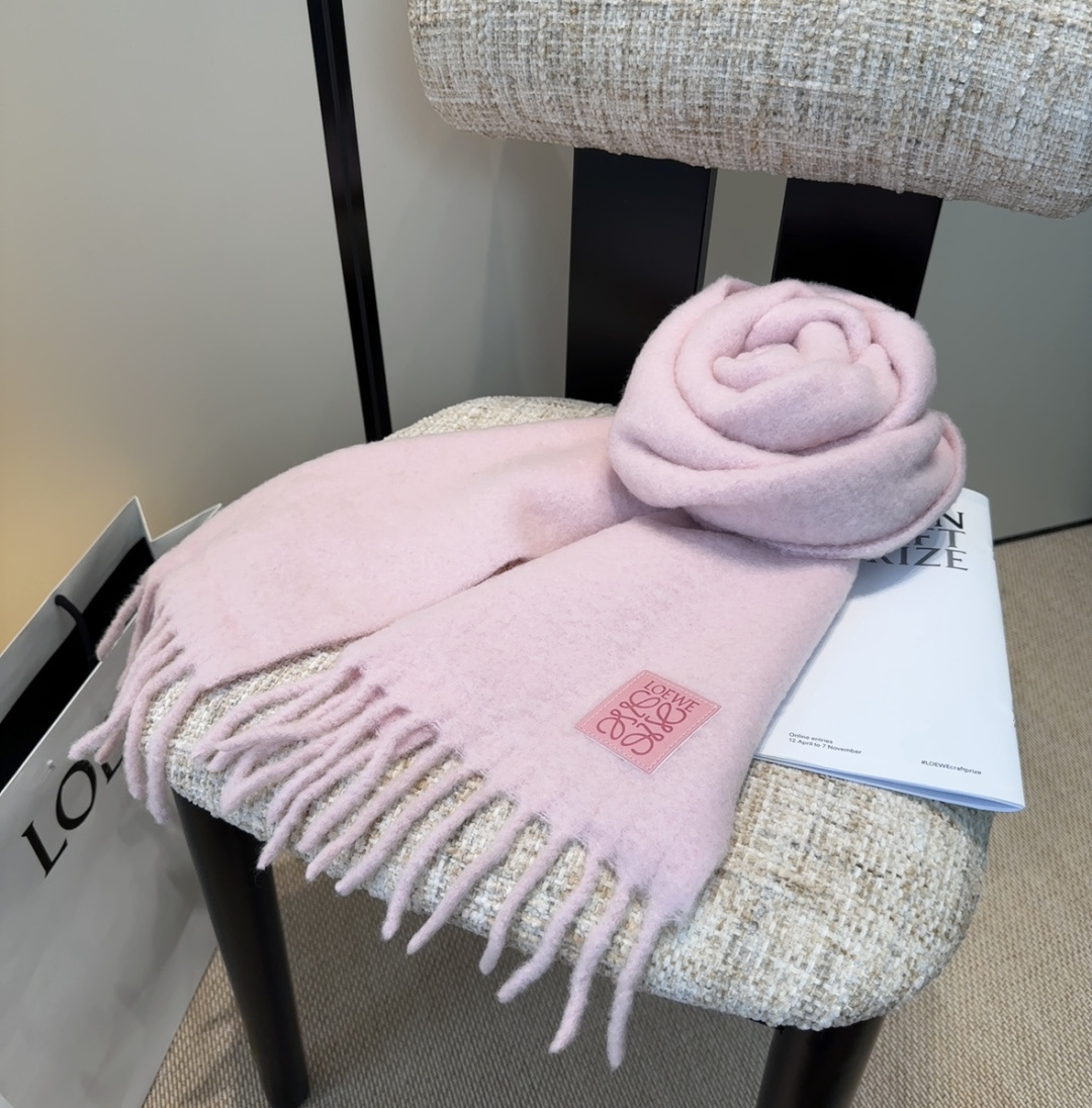 巴宝莉超美新款马海毛围巾！超级推荐入手！】质感好货！主打的马海毛围巾~据说超难买哦！！打了好多次版！终于