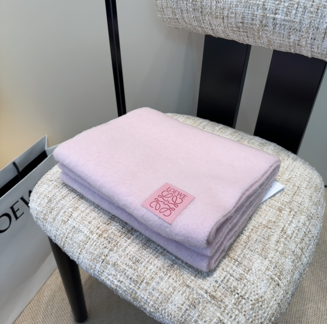 巴宝莉超美新款马海毛围巾！超级推荐入手！】质感好货！主打的马海毛围巾~据说超难买哦！！打了好多次版！终于