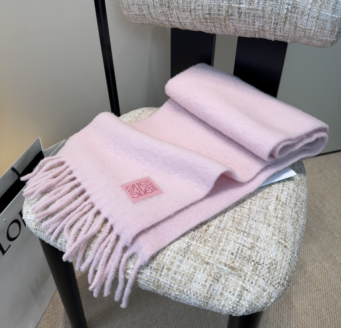 巴宝莉超美新款马海毛围巾！超级推荐入手！】质感好货！主打的马海毛围巾~据说超难买哦！！打了好多次版！终于