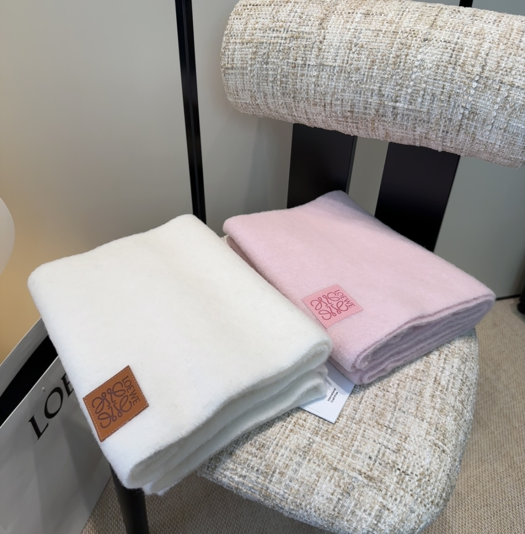 巴宝莉超美新款马海毛围巾！超级推荐入手！】质感好货！主打的马海毛围巾~据说超难买哦！！打了好多次版！终于