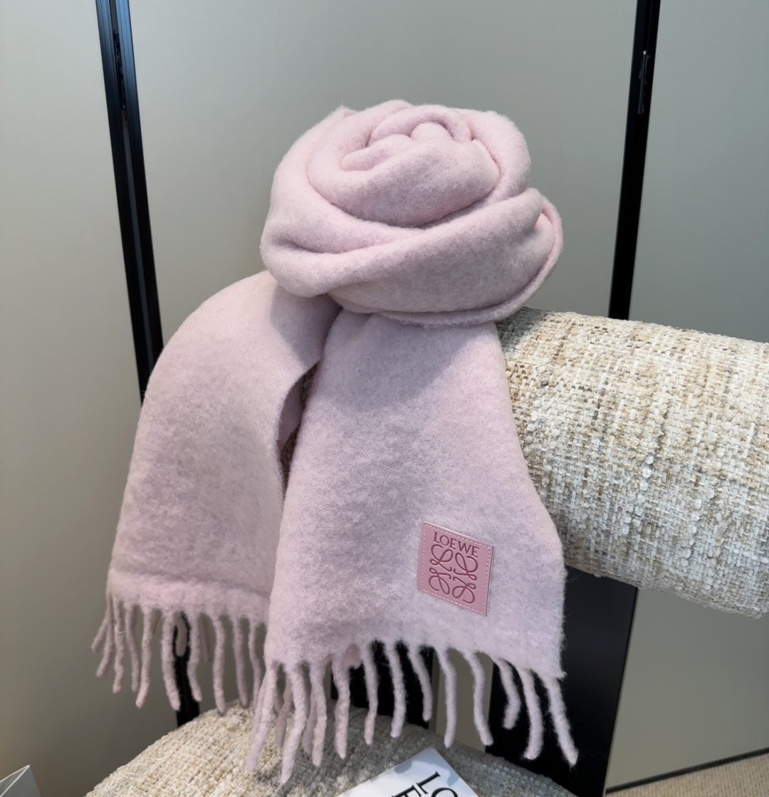 巴宝莉超美新款马海毛围巾！超级推荐入手！】质感好货！主打的马海毛围巾~据说超难买哦！！打了好多次版！终于