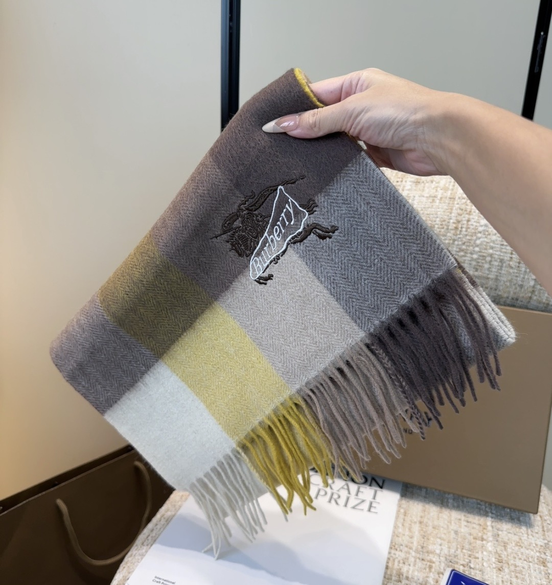 【▪️家属福利来了！！巴宝莉高端重磅男士围巾！】怒赞推荐，激动~！！下手绝对要快，同步专柜，最高端的男士