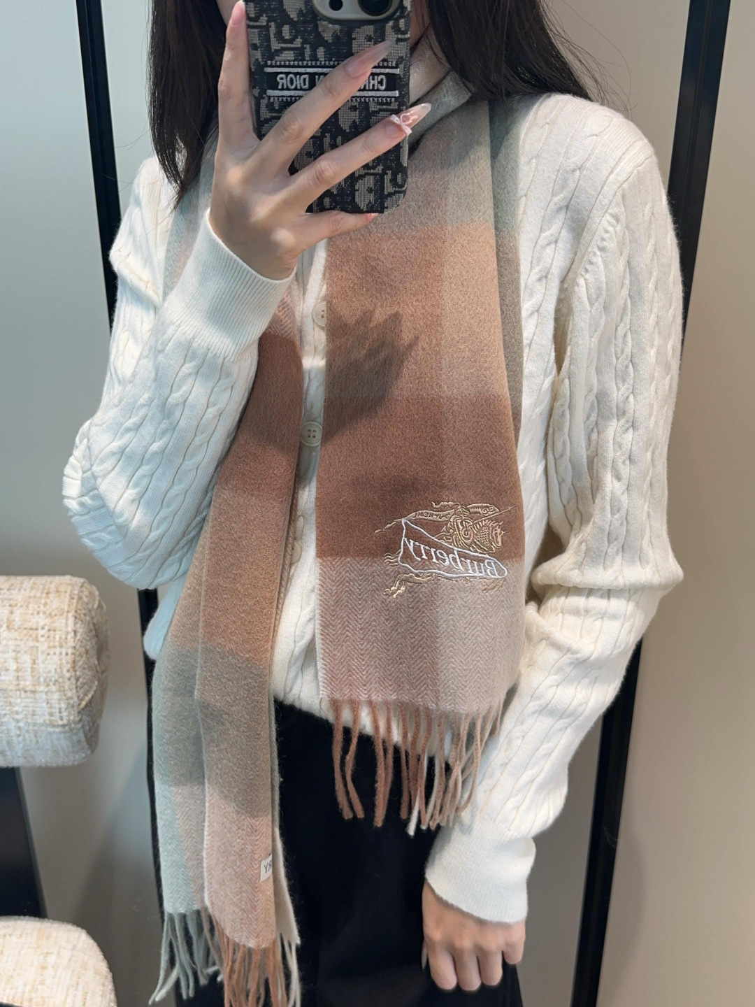 NO:728850,【Family benefits are coming!  !  Burberry's high-end heavyweight men's scarf!  】An angry recommendation, excited~!  !  Be sure to get started quickly, synchronized counters, the most high-end men's models ~ difficult to craft, super soft and waxy gradient effect scarf!  Our price is really unbeatable!  Price feedback from my mother ~ I love the fabric, the velvet feel is really super comfortable in my hand!  Very soft, the upper body effect is unparalleled and beautiful. Medium thickness, very close to the neck~ Size specification 30*cm high version scarf, high version scarf, burberry19860909【家属福利来了！！巴宝莉高端重磅男士围巾！】怒赞推荐,激动~！！下手绝对要快,同步专柜,最高端的男士款~工艺难度大,超级无敌软糯 渐变效果围巾！我们这个价格真的无敌超值！亲妈价格回馈~面料大爱,握在手里绒感真的超级无敌舒服！非常柔软,上身效果无敌好看 中等厚度,非常亲脖子的一款~ 尺寸规格30*cm高版本围巾,高版本围巾,burberry,scarf