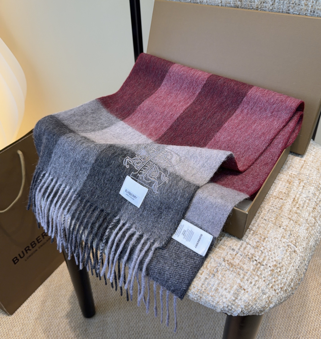 Burberry · 巴宝莉围巾❗️好看的要疯掉了，太有型太有魅力了❗️❗️非常斯文时尚的秋冬单品！真的