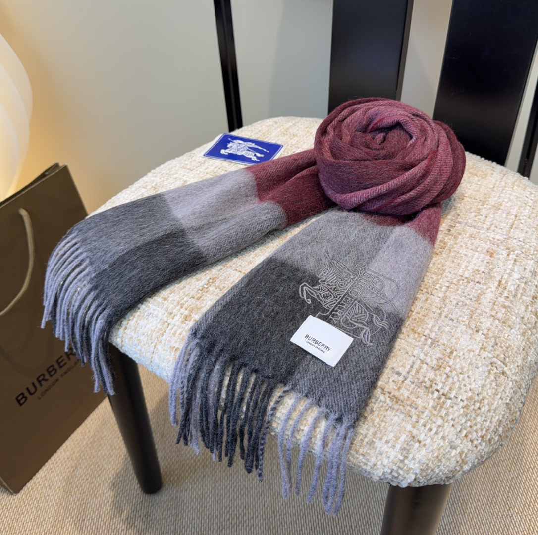 Burberry · 巴宝莉围巾❗️好看的要疯掉了，太有型太有魅力了❗️❗️非常斯文时尚的秋冬单品！真的