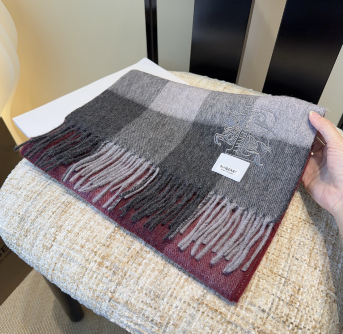 Burberry · 巴宝莉围巾❗️好看的要疯掉了，太有型太有魅力了❗️❗️非常斯文时尚的秋冬单品！真的