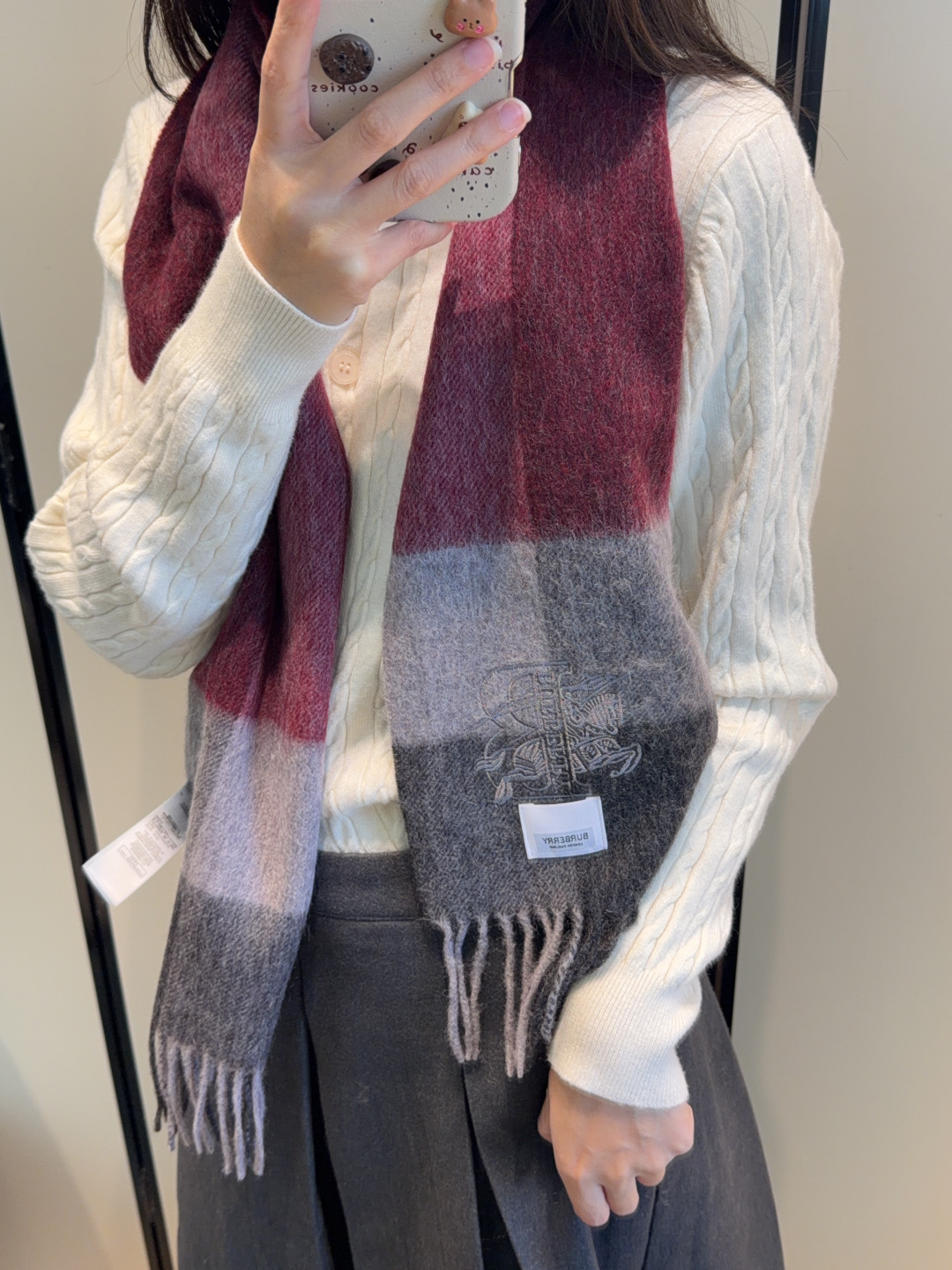 NO:728857,Burberry · Burberry scarf is so beautiful that it’s so stylish and charming. It’s a very elegant and fashionable autumn and winter item!  I really like it, it’s a very classic men’s design. The men’s items are small but refined, and the feel is really amazing. The effect on the upper body is really good, no matter how you wear it, it looks good!  !  This style is really worth buying with your eyes closed, and it can be easily worn by any age group!  !  !  30*180cm high version scarf, high version scarf, burberry, burberry19860909Burberry · 巴宝莉围巾好看的要疯掉了,太有型太有魅力了非常斯文时尚的秋冬单品！真的很喜欢,非常Classical的男款设计.男人的东西少而精手感真的绝了上身效果真的随便怎么围都好看！！这种款式真的闭着眼买,任何年龄层都轻松驾驭！！！30*180cm高版本围巾,高版本围巾,burberry,burberry,scarf