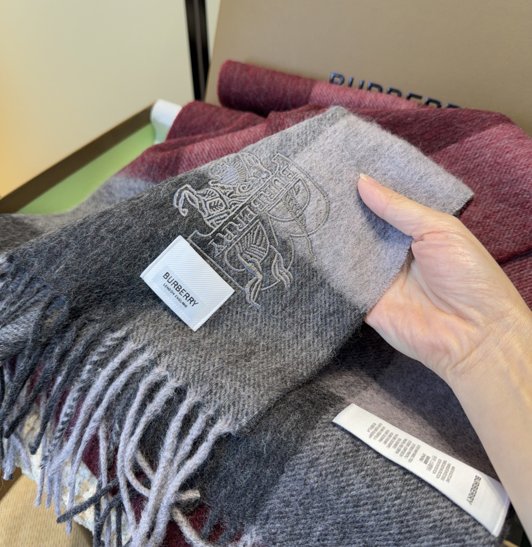 Burberry · 巴宝莉围巾❗️好看的要疯掉了，太有型太有魅力了❗️❗️非常斯文时尚的秋冬单品！真的