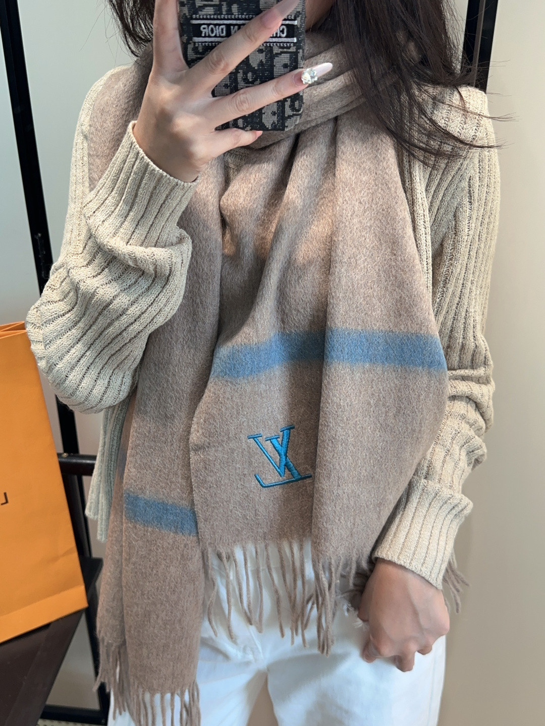 NO:728800,The green scarf is crazy beautiful, so stylish and charming, a very elegant and fashionable autumn and winter item!  I really like it, it’s a very classic men’s design. The men’s items are small but refined, and the feel is really amazing. The effect on the upper body is really good, no matter how you wear it, it looks good!  !  This style is really worth buying with your eyes closed, and it can be easily worn by any age group!  !  !  30*180cm high version scarf, high version scarf, louis vuitton19860909Lv围巾好看的要疯掉了,太有型太有魅力了非常斯文时尚的秋冬单品！真的很喜欢,非常Classical的男款设计.男人的东西少而精手感真的绝了上身效果真的随便怎么围都好看！！这种款式真的闭着眼买,任何年龄层都轻松驾驭！！！30*180cm高版本围巾,高版本围巾,louis vuitton,scarf