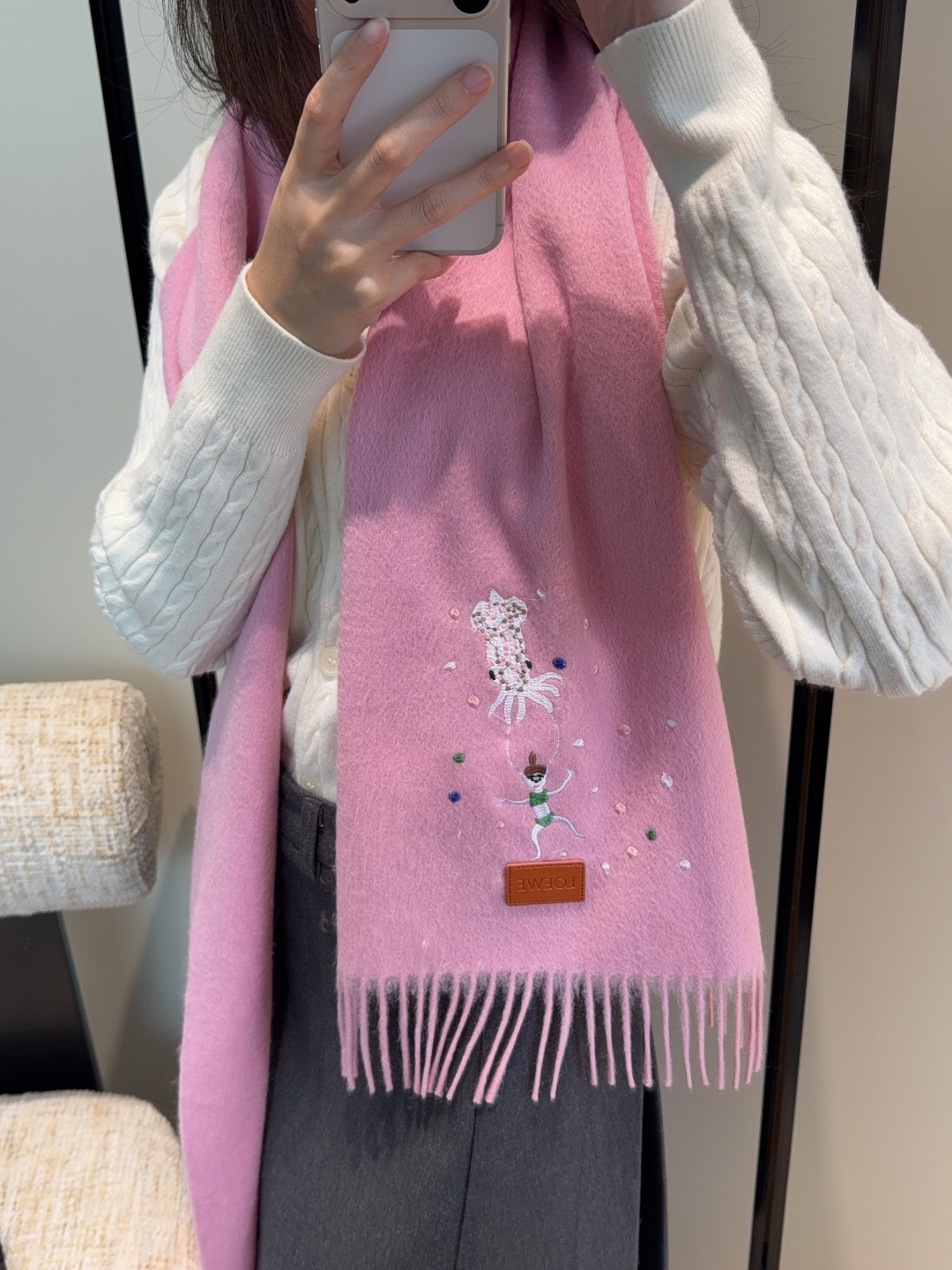 NO:728826,【Loewe ·  Loewe's rare and gentle color matching, low-key yet elegant] Highly recommend the double-sided color matching, a scarf with two styles, high-end, comfortable and fashionable temperament, a niche name, but full of big-name style, super Amway loewe this soft color that touches the heart  Beautiful scarf, extremely simple color with eye-catching color-changing logo, the finishing touch without losing the beauty, the pursuit of successful people, the color is absolute, a bit unique and fairy-like, the absolute choice for couples, the color is elegant, not enchanting, specifications 30x  180cm high version scarf, high version scarf, loewe, loewe19860909【Loewe · 罗意威难得一见的温柔配色,低调又不失优雅】重点推荐双面配色,一条围巾两种风格搭配,高级舒适时髦气质,名小众,却大牌范十足,超级安利loewe这款触动内心的柔美围巾,极其简单的颜色搭配抢眼的变色logo,点睛之笔确又不失美感,成功人士的追求,色彩绝对,有点独有的仙气,绝对的情侣款不二之选,颜色淡雅,不妖娆规格30x 180cm高版本围巾,高版本围巾,loewe,loewe,scarf