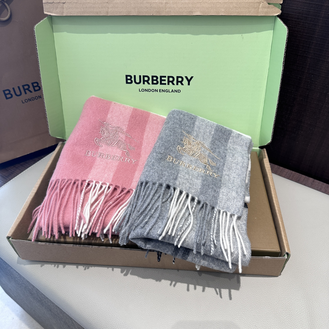 Burberry · 巴宝莉围巾❗️好看的要疯掉了，太有型太有魅力了❗️❗️非常斯文时尚的秋冬单品！真的