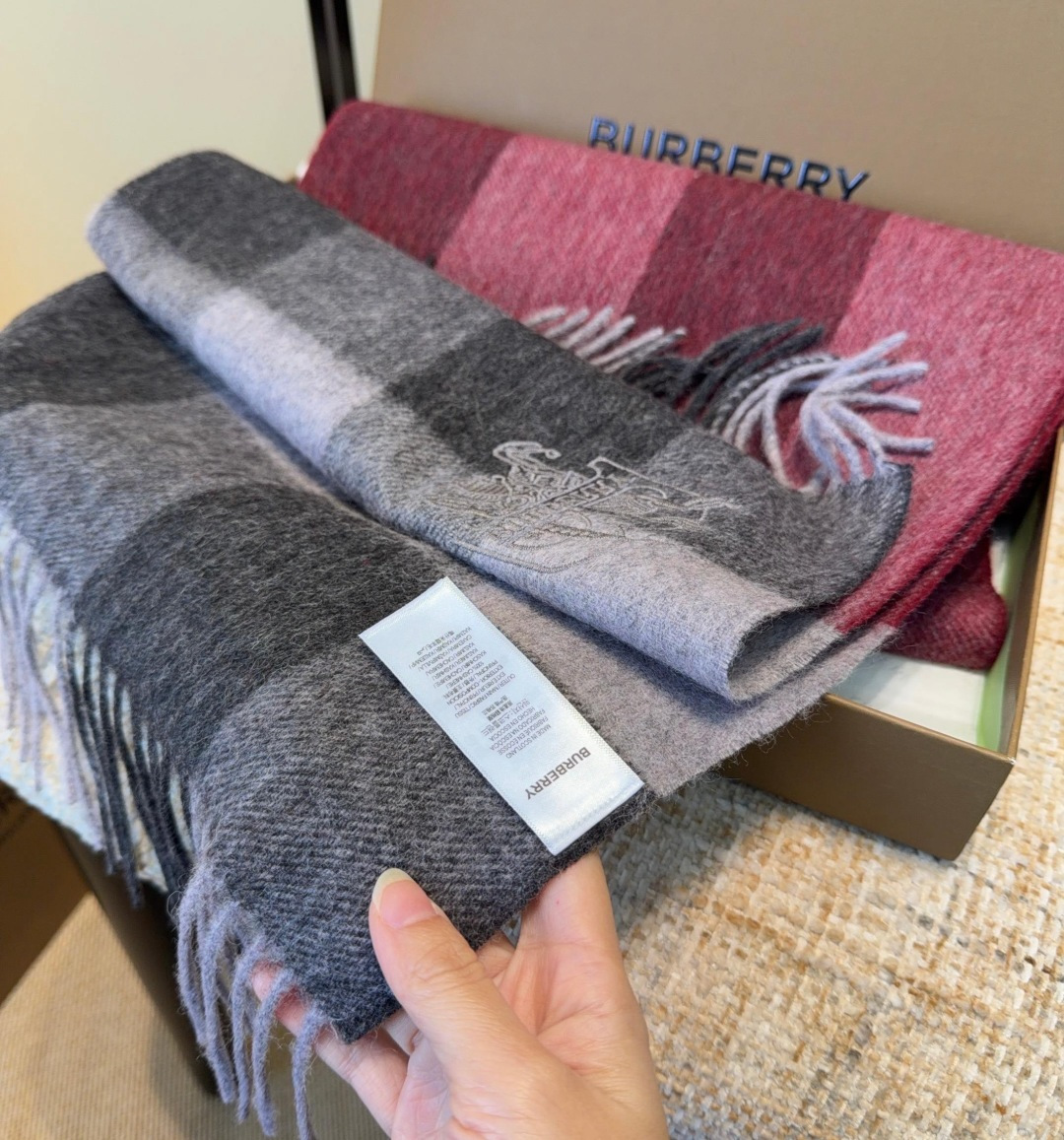 Burberry · 巴宝莉围巾❗️好看的要疯掉了，太有型太有魅力了❗️❗️非常斯文时尚的秋冬单品！真的很喜欢，非常Cl