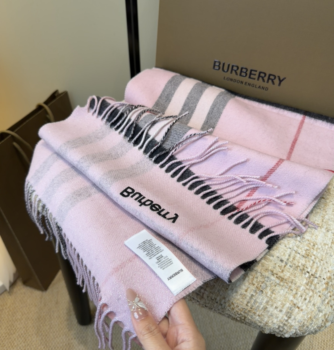 Burberry双面羊绒围巾！走量款，性超高！非常有格调的设计！180*30cm，羊绒混羊毛！是高雅艺术的魅力体现！围巾