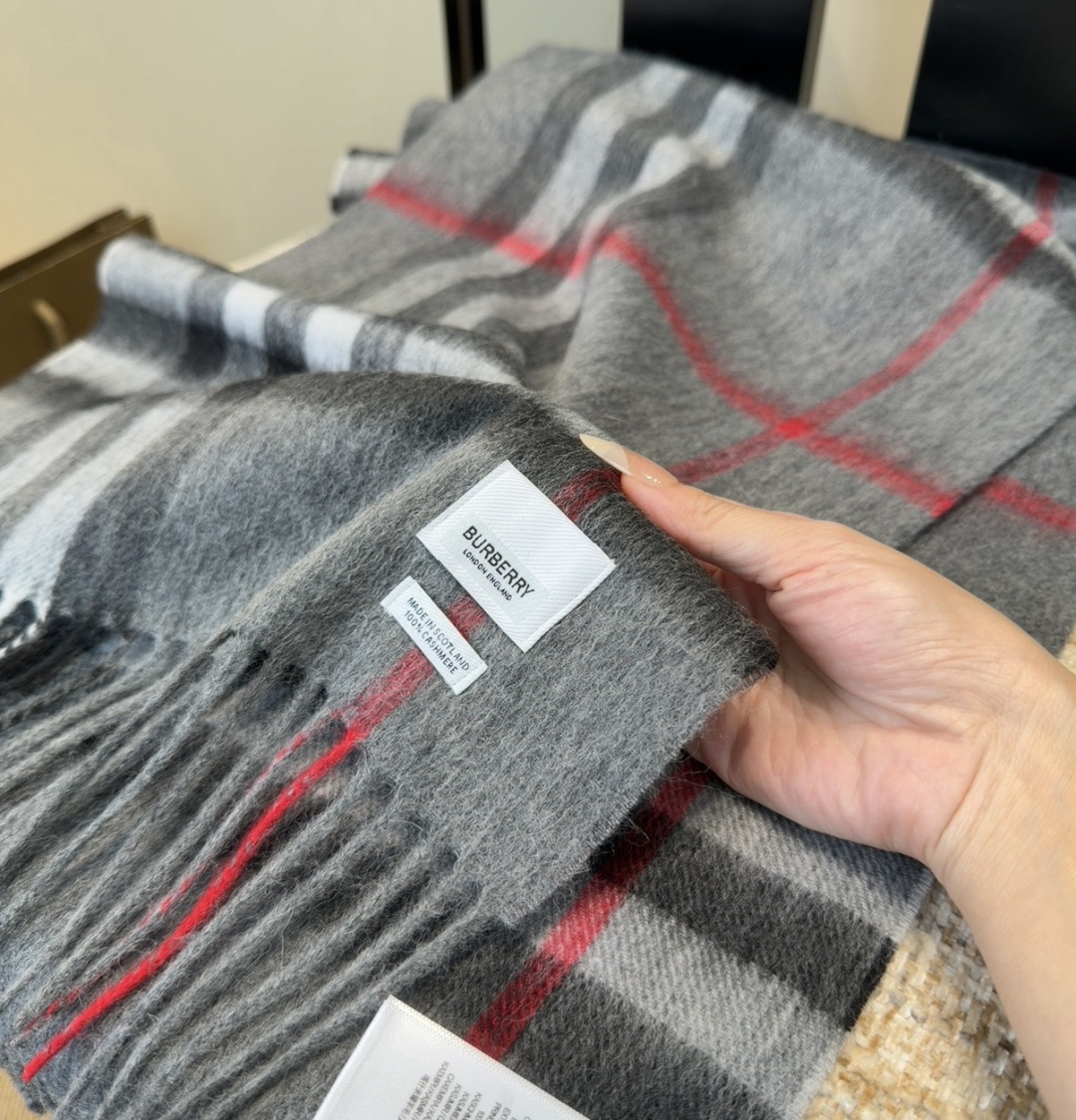 Burberry双面羊绒围巾！走量款，性超高！非常有格调的设计！180*30cm，羊绒混羊毛！是高雅艺术的魅力体现！围巾
